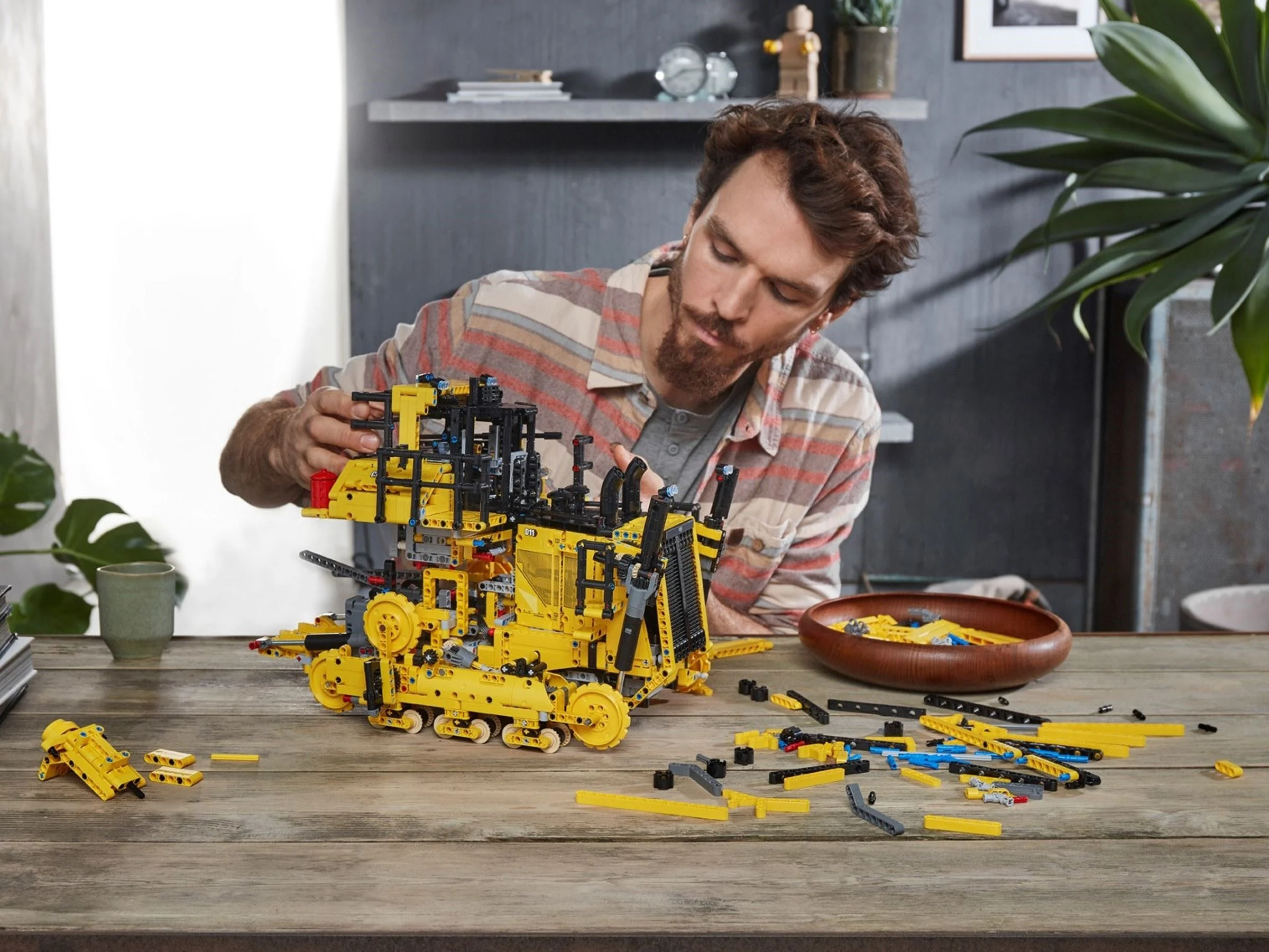 LEGO® 42131 Sterowany przez aplikację buldożer Cat® D11 - zdjęcie 5