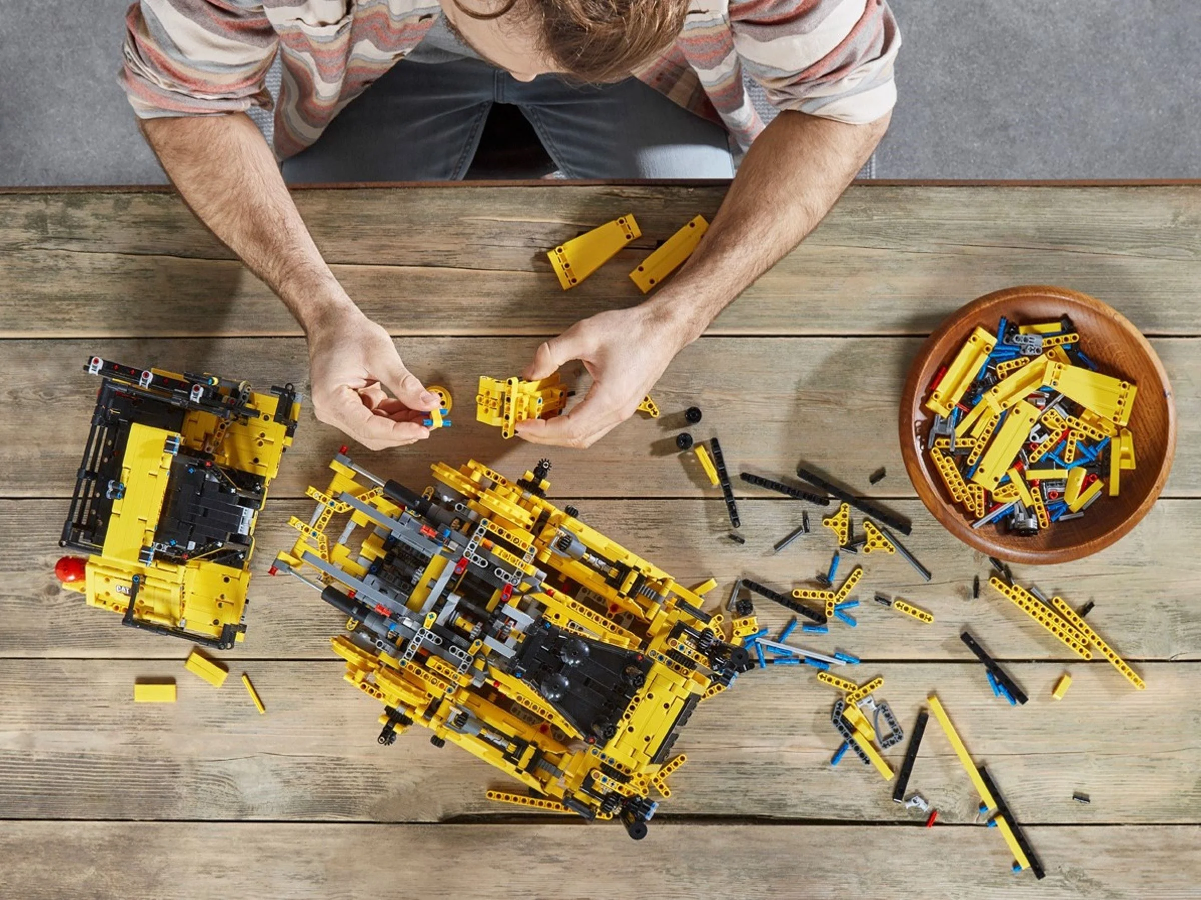 LEGO® 42131 Sterowany przez aplikację buldożer Cat® D11 - zdjęcie 6