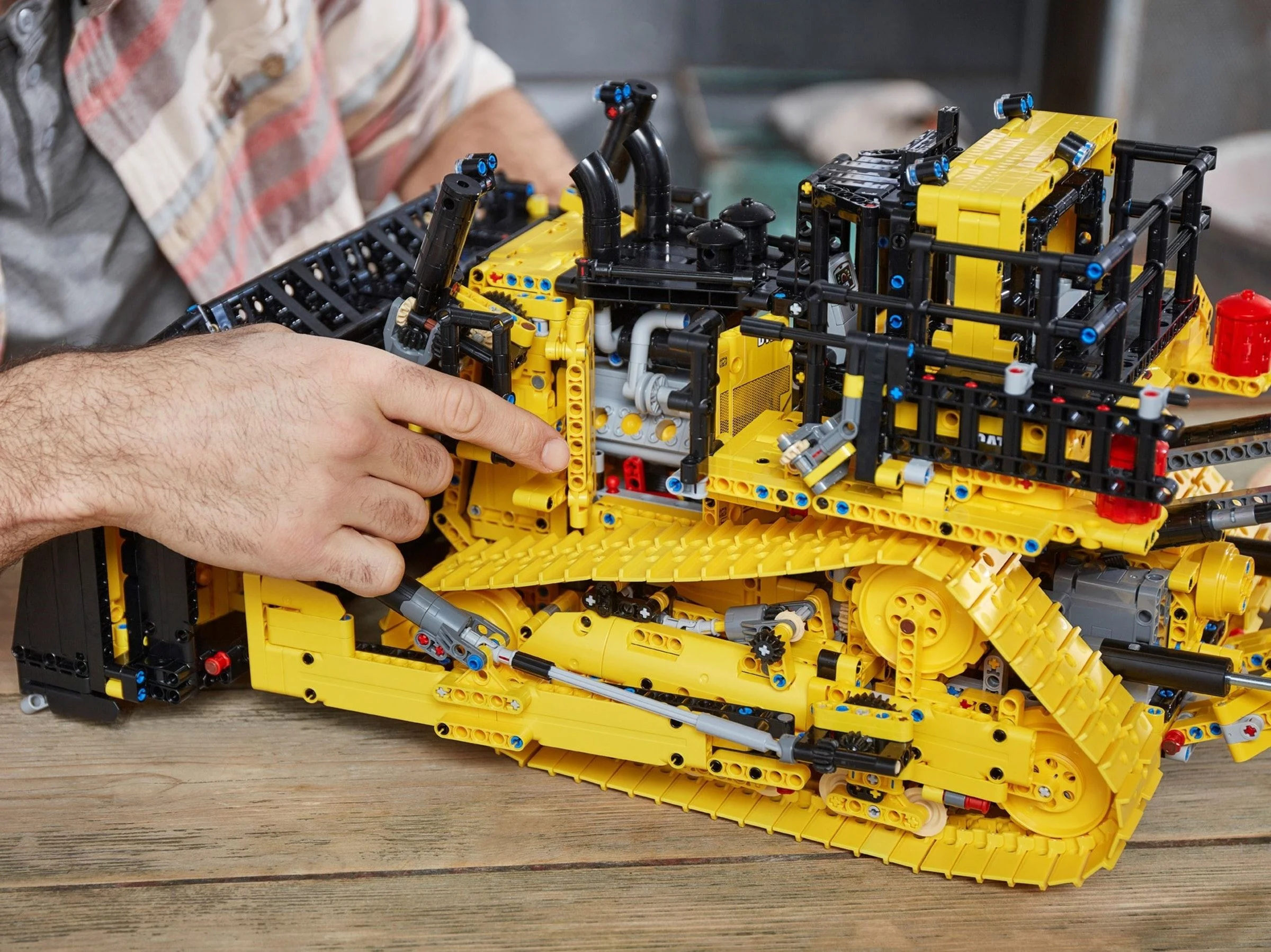 LEGO® 42131 Sterowany przez aplikację buldożer Cat® D11 - zdjęcie 8