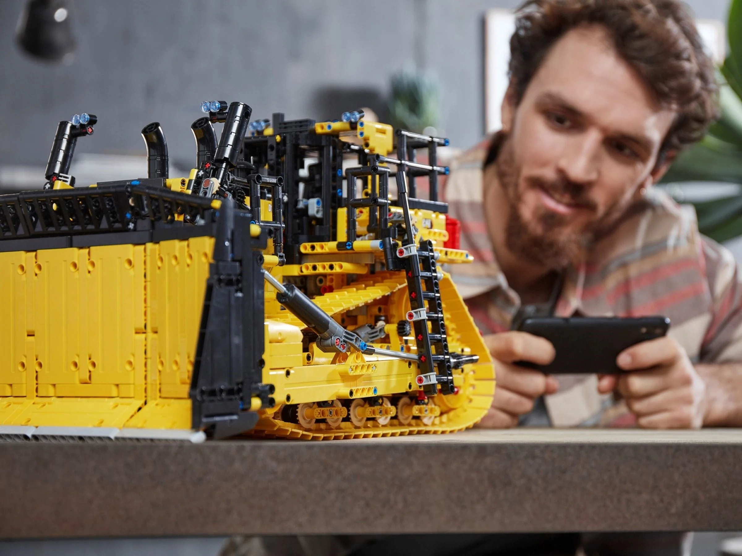 LEGO® 42131 Sterowany przez aplikację buldożer Cat® D11 - zdjęcie 9