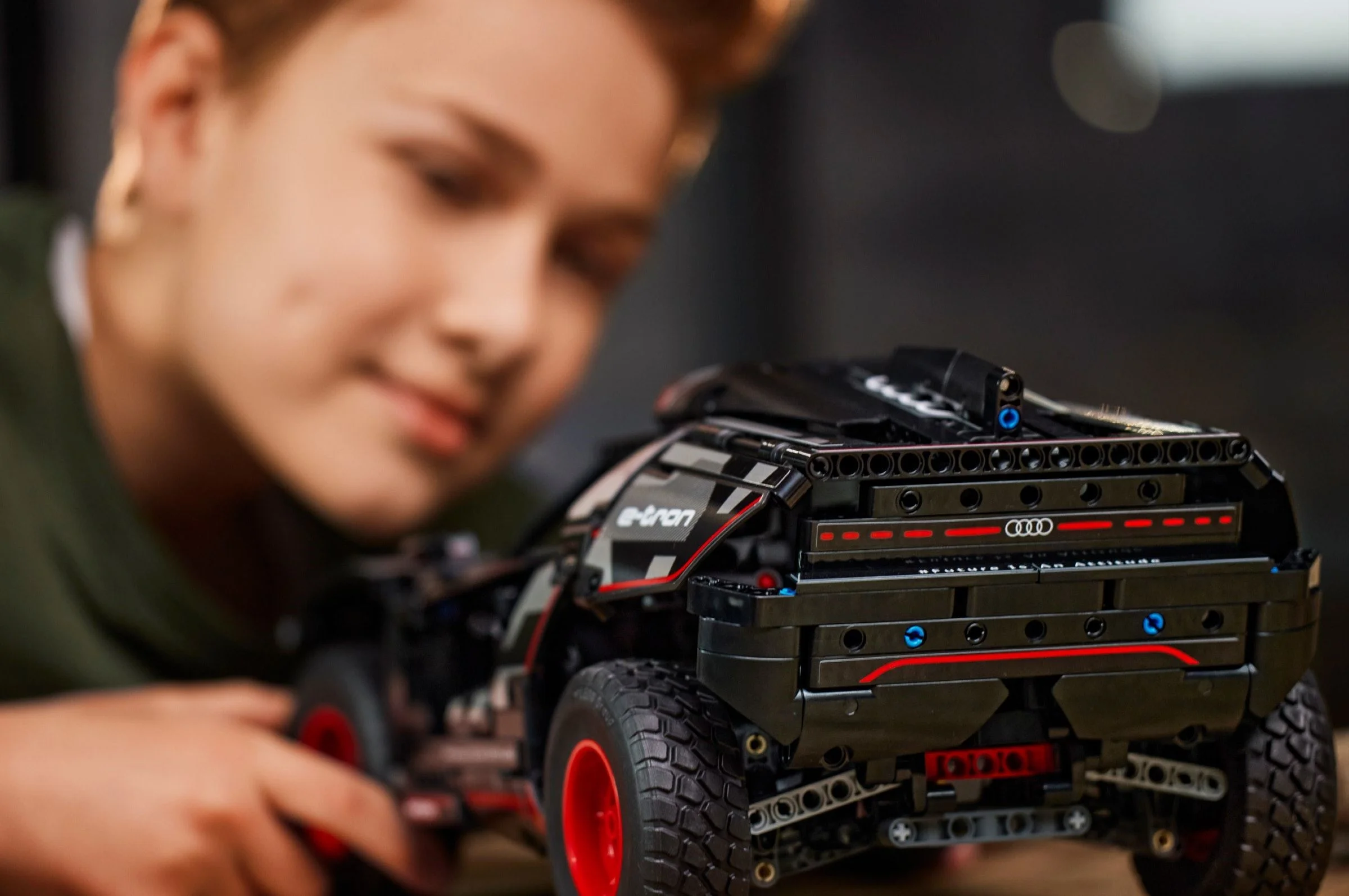 LEGO® 42160 Audi RS Q e-tron - zdjęcie 9