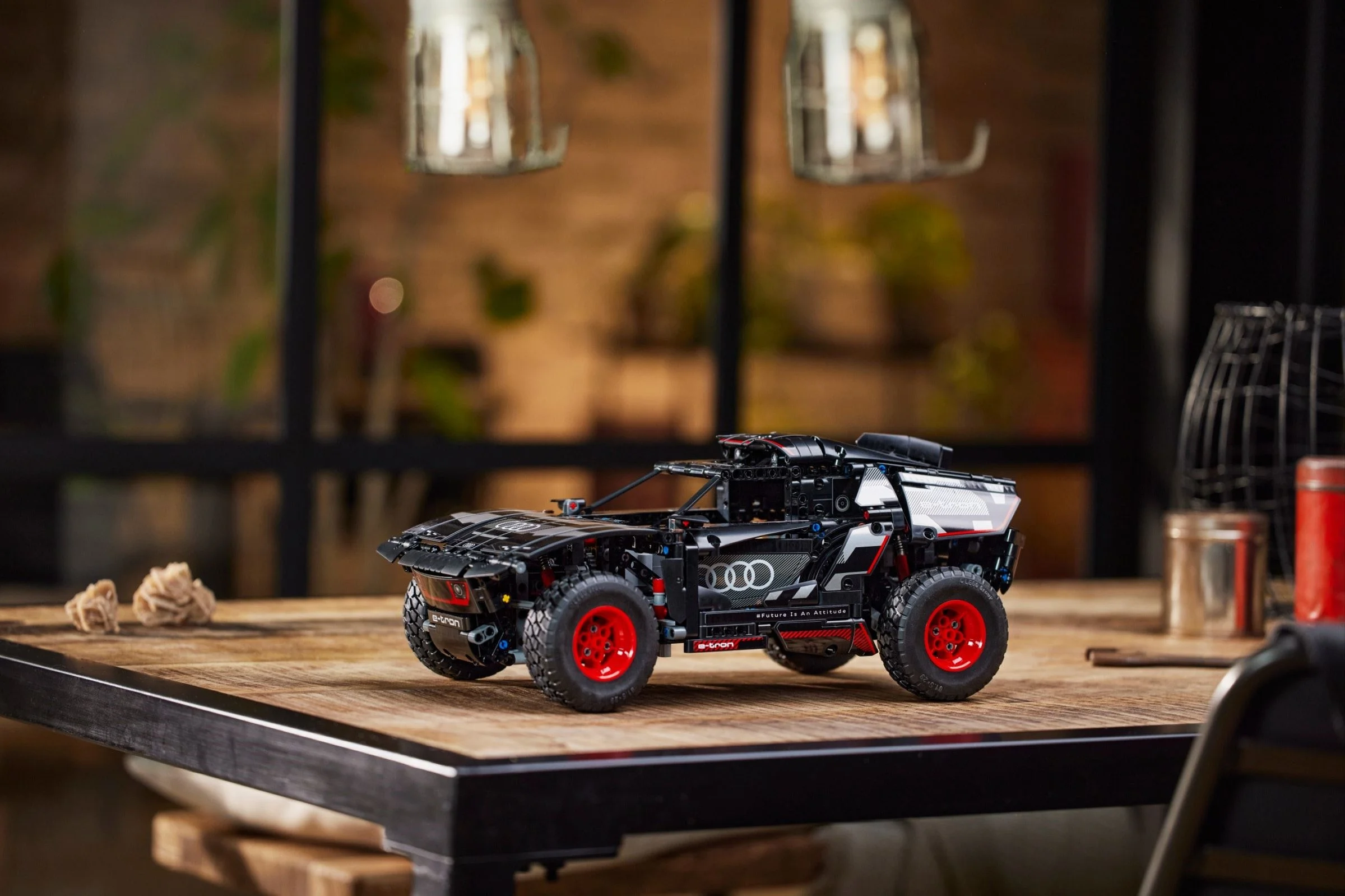 LEGO® 42160 Audi RS Q e-tron - zdjęcie 10