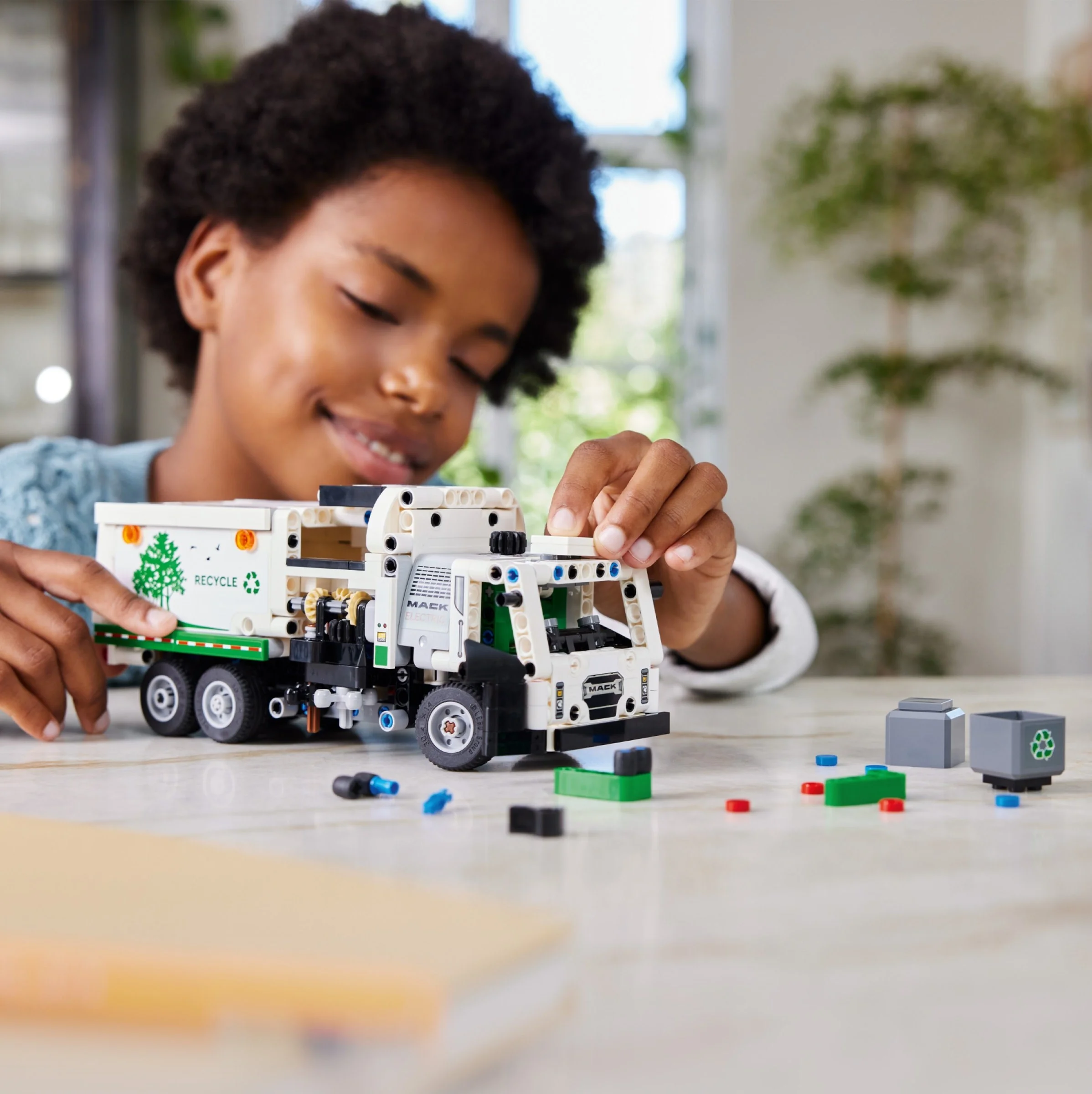 LEGO® 42167 Śmieciarka Mack LR Electric - zdjęcie 8