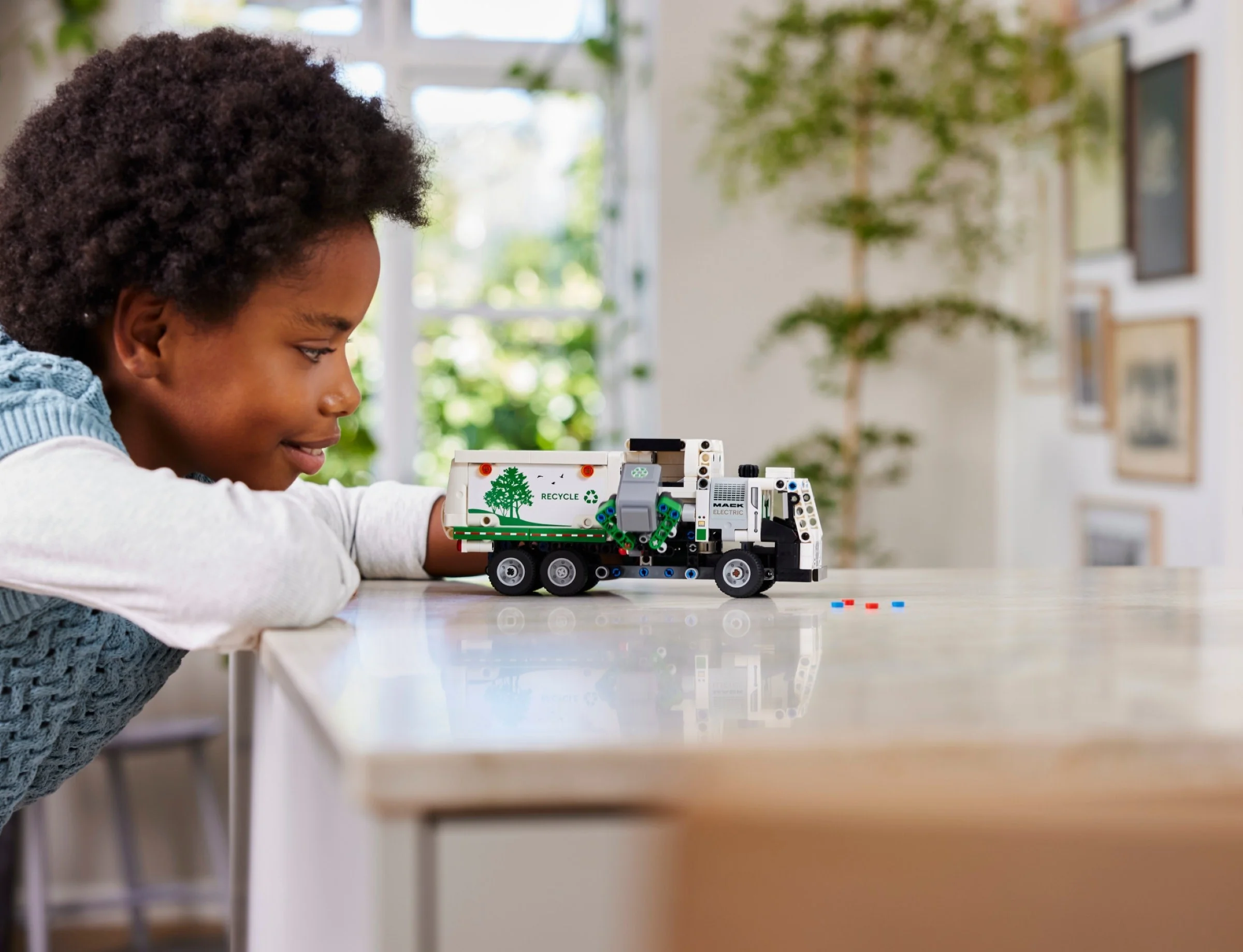 LEGO® 42167 Śmieciarka Mack LR Electric - zdjęcie 9