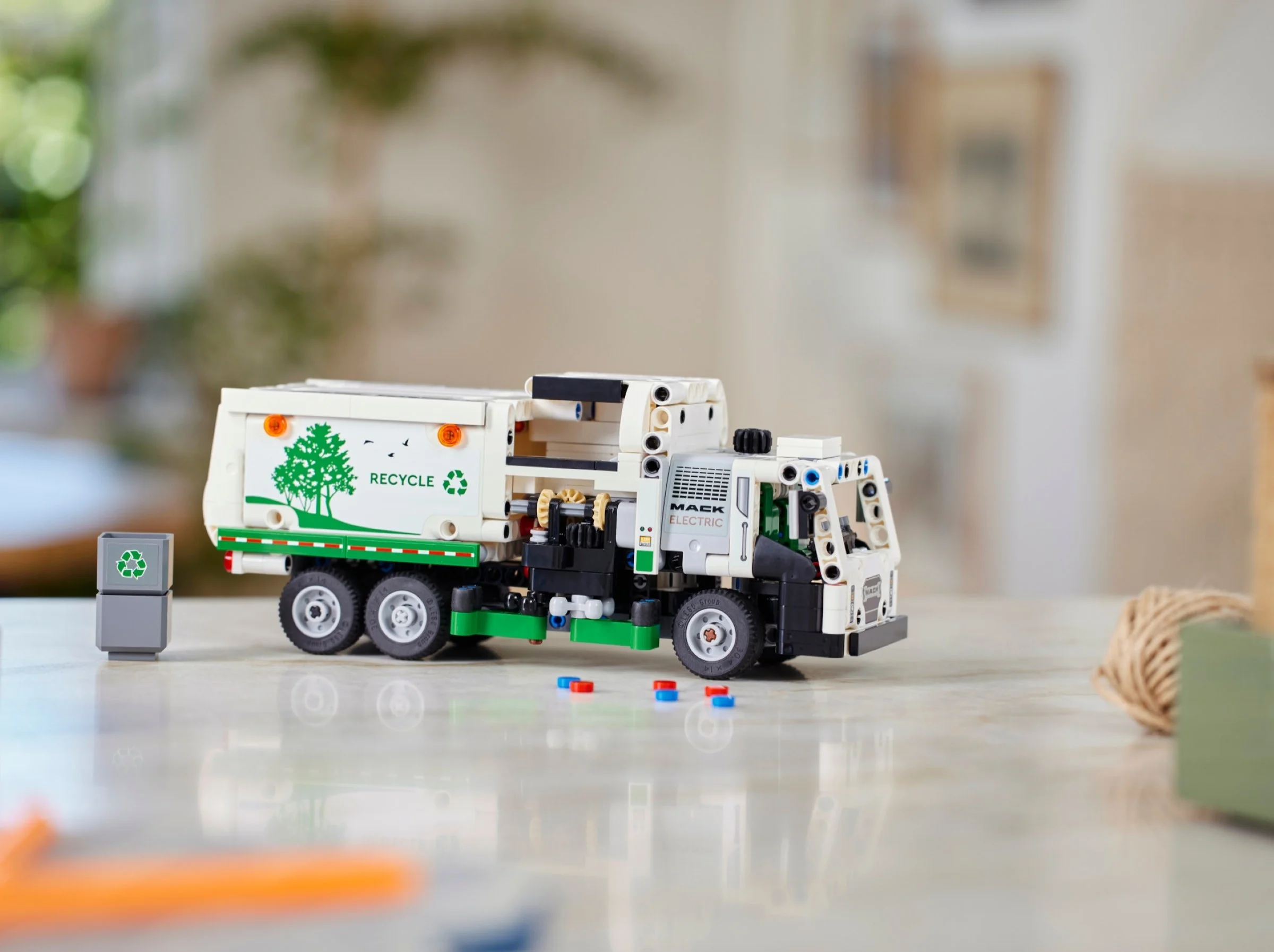 LEGO® 42167 Śmieciarka Mack LR Electric - zdjęcie 10