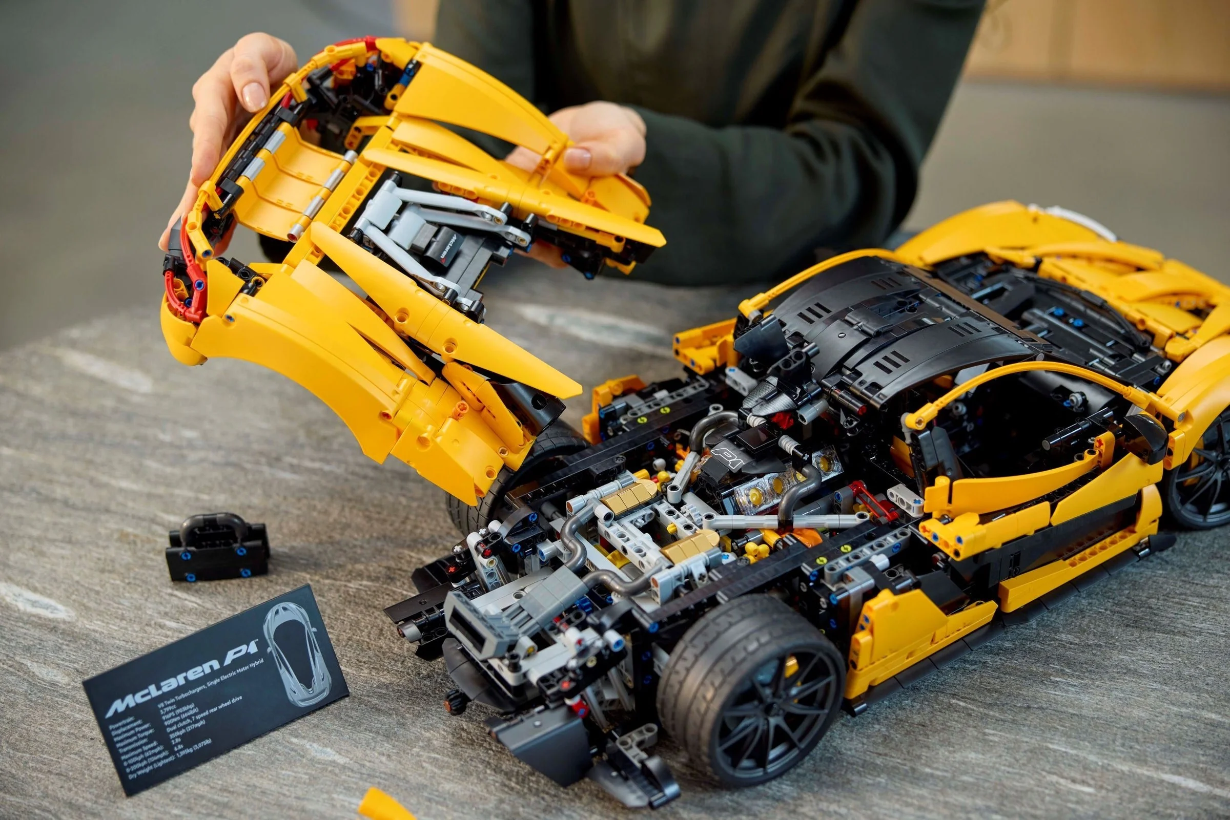 LEGO® 42172 Mclaren P1 na Dzień Ojca Fana Hipersamochodów - zdjęcie 9