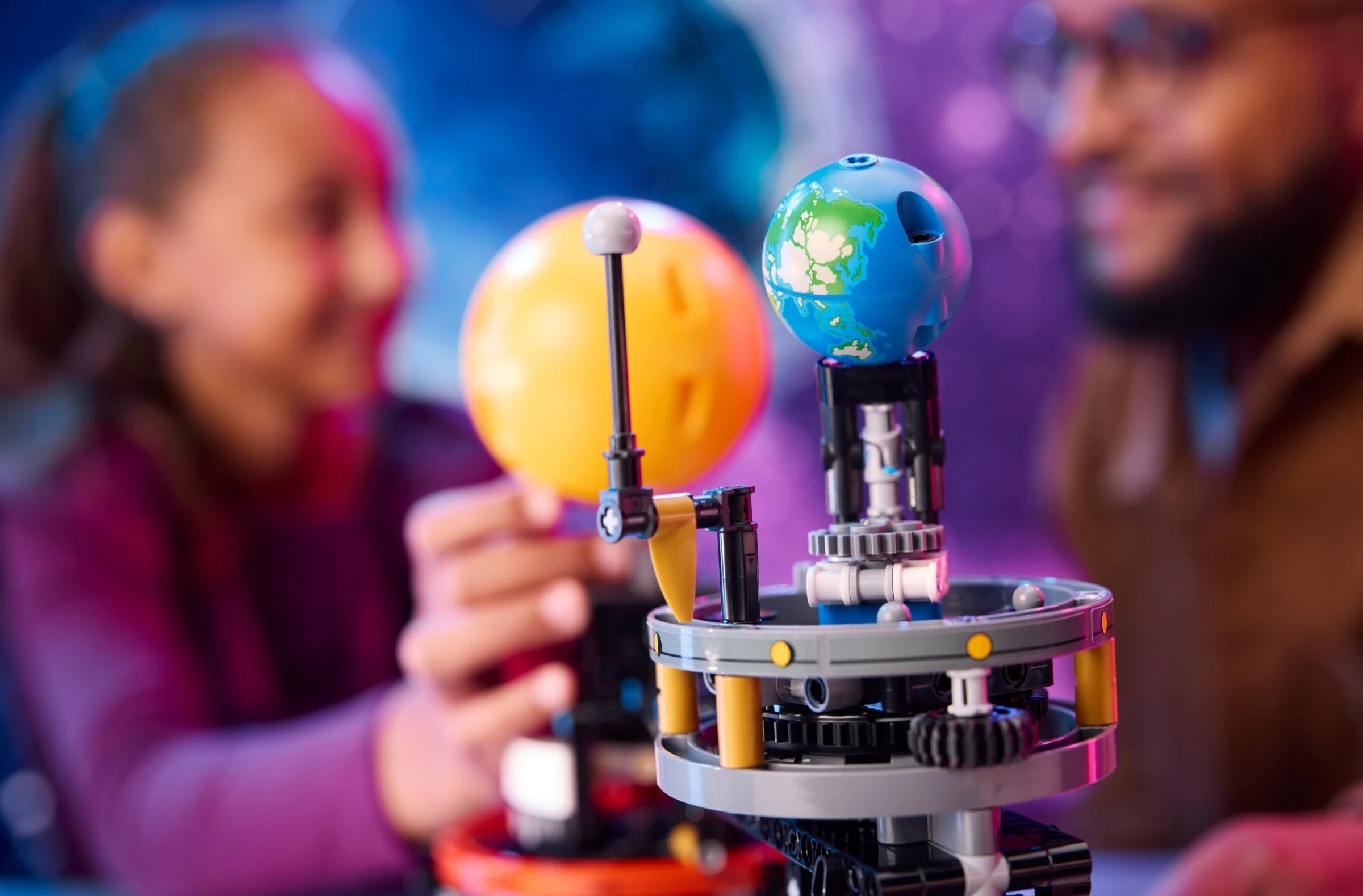 LEGO® 42179 Planeta Ziemia i Księżyc na orbicie - zdjęcie 6