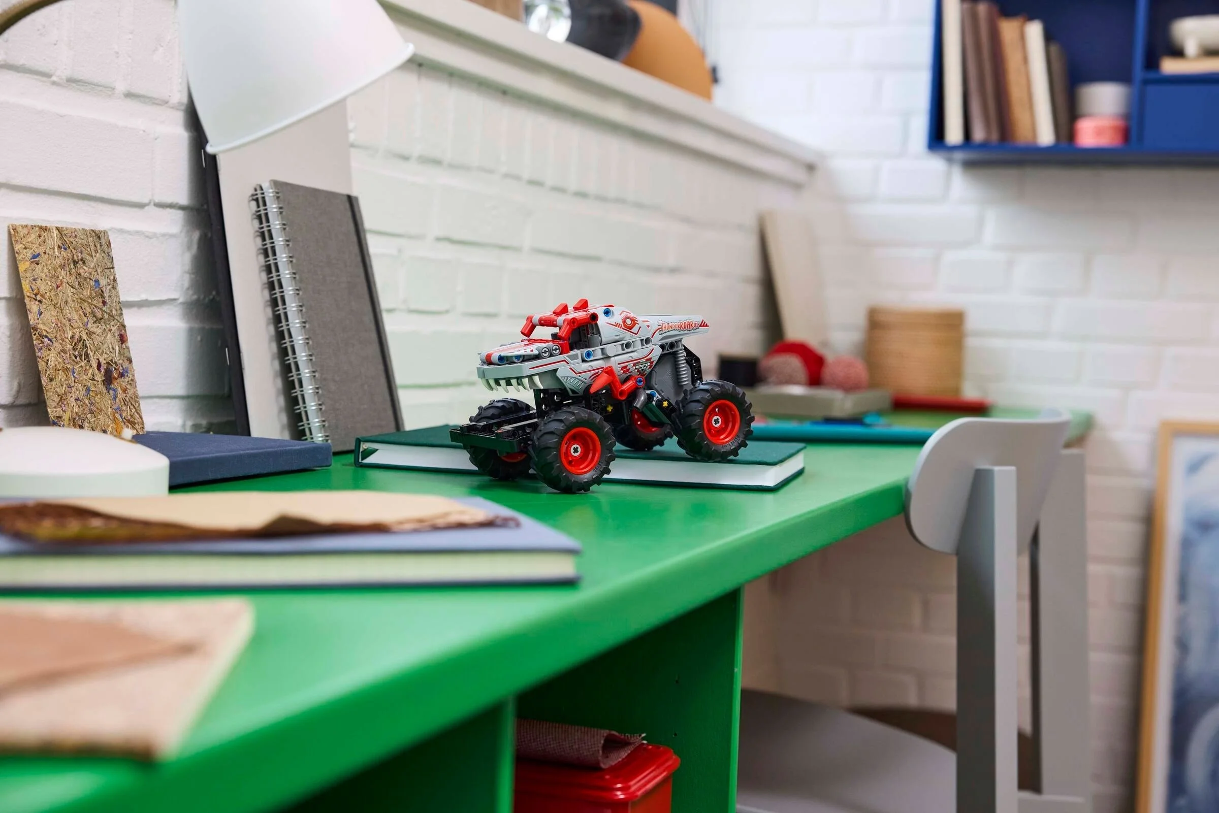 LEGO® 42200 Monster Jam ThunderROARus z napędem typu pull-back - zdjęcie 9