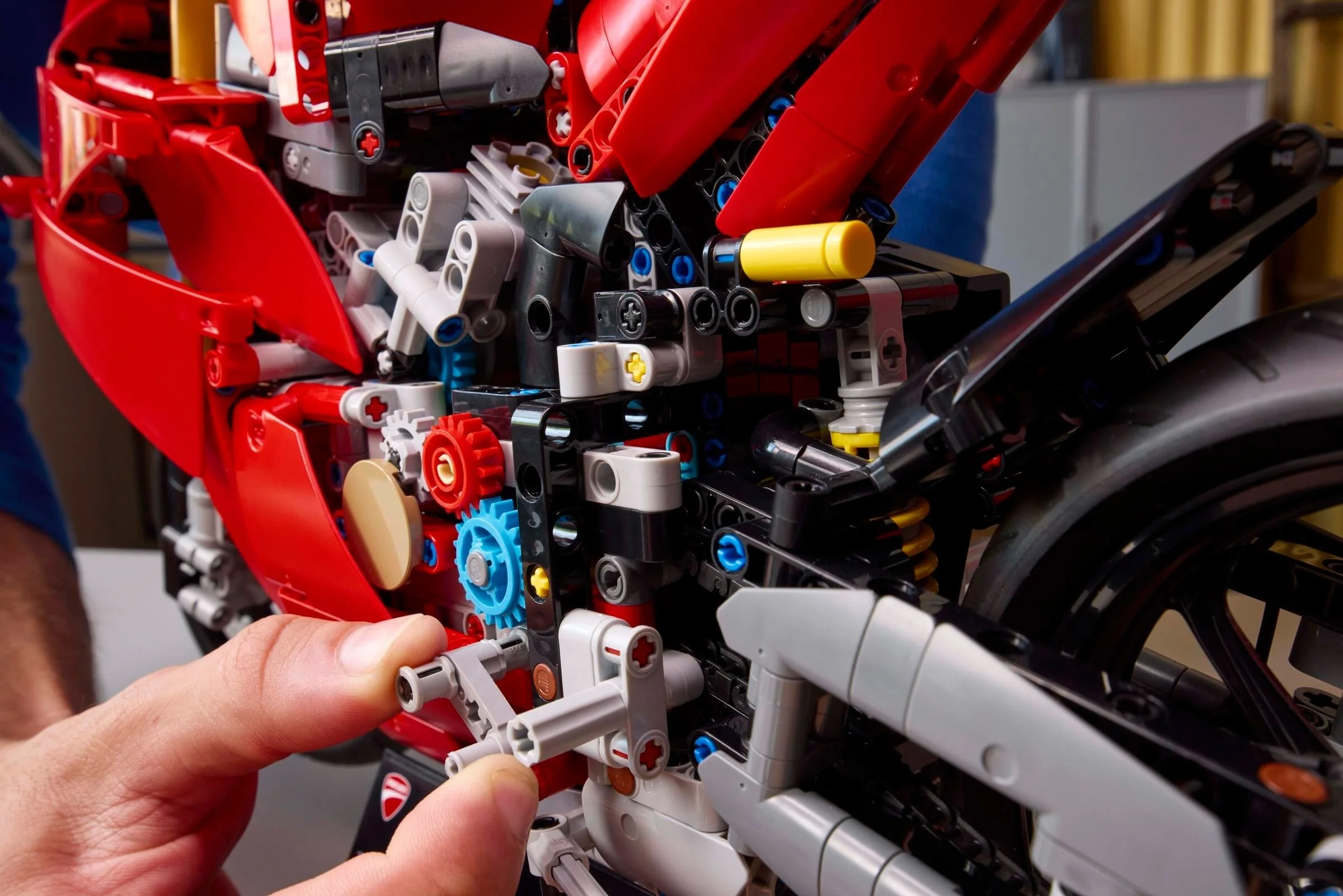 LEGO® 42202 Motocykl Ducati Panigale V4 S - zdjęcie 4