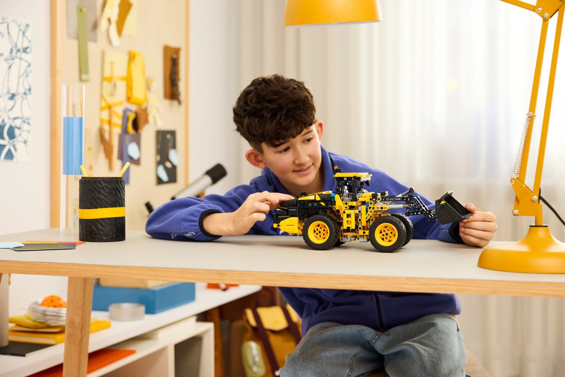 LEGO® 42209 Ładowarka kołowa Volvo L120 Electric - zdjęcie 7