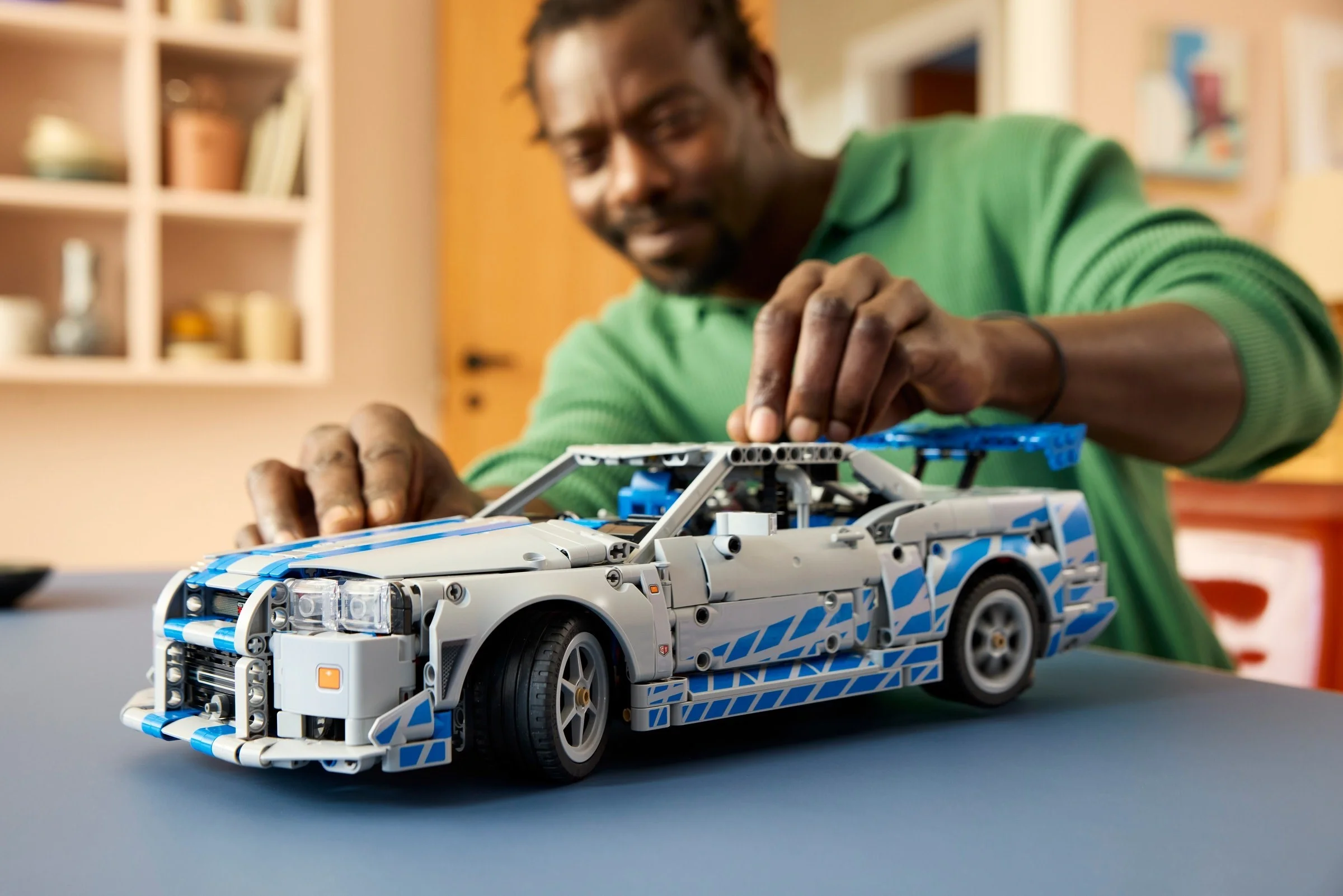 LEGO® 42210 Samochód Nissan Skyline GT-R (R34) z filmu Za szybcy, za wściekli - zdjęcie 5