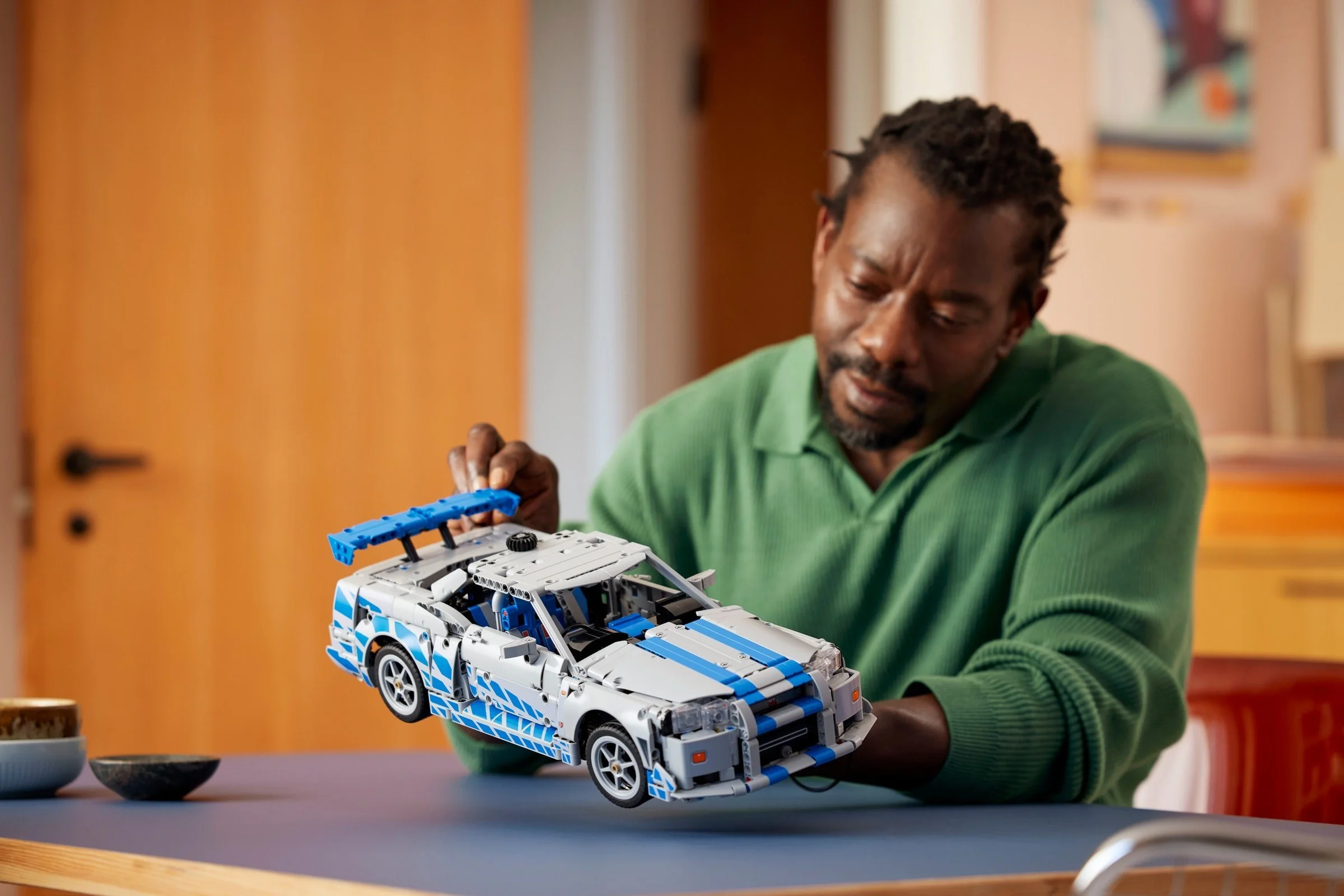 LEGO® 42210 Samochód Nissan Skyline GT-R (R34) z filmu Za szybcy, za wściekli - zdjęcie 6