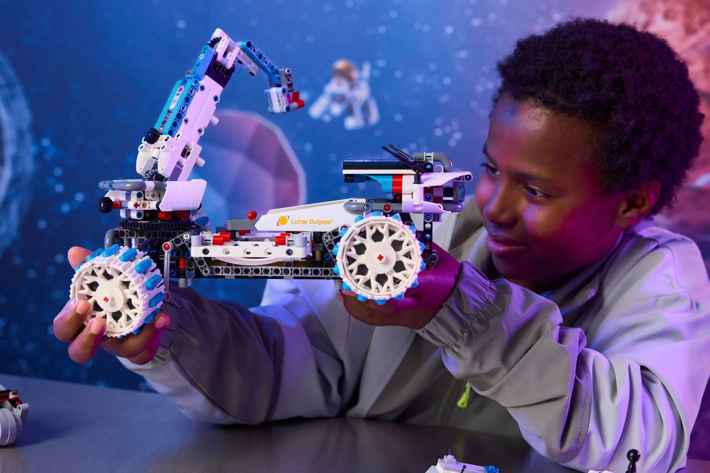 LEGO® 42211 Kosmiczny łazik księżycowy Lunar Outpost - zdjęcie 6