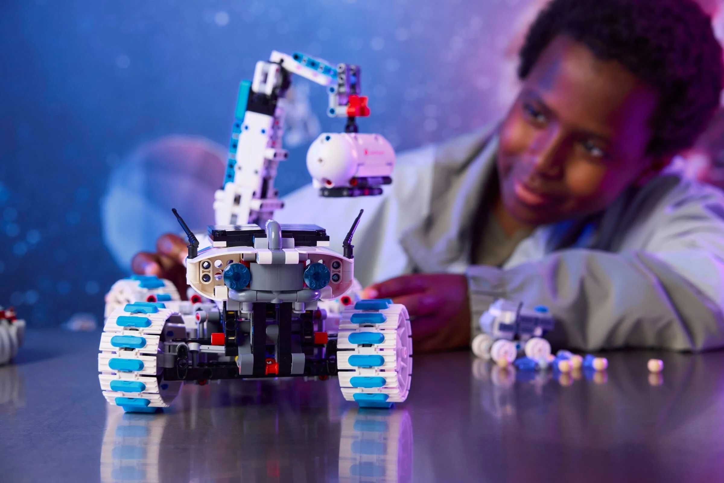 LEGO® 42211 Kosmiczny łazik księżycowy Lunar Outpost - zdjęcie 7