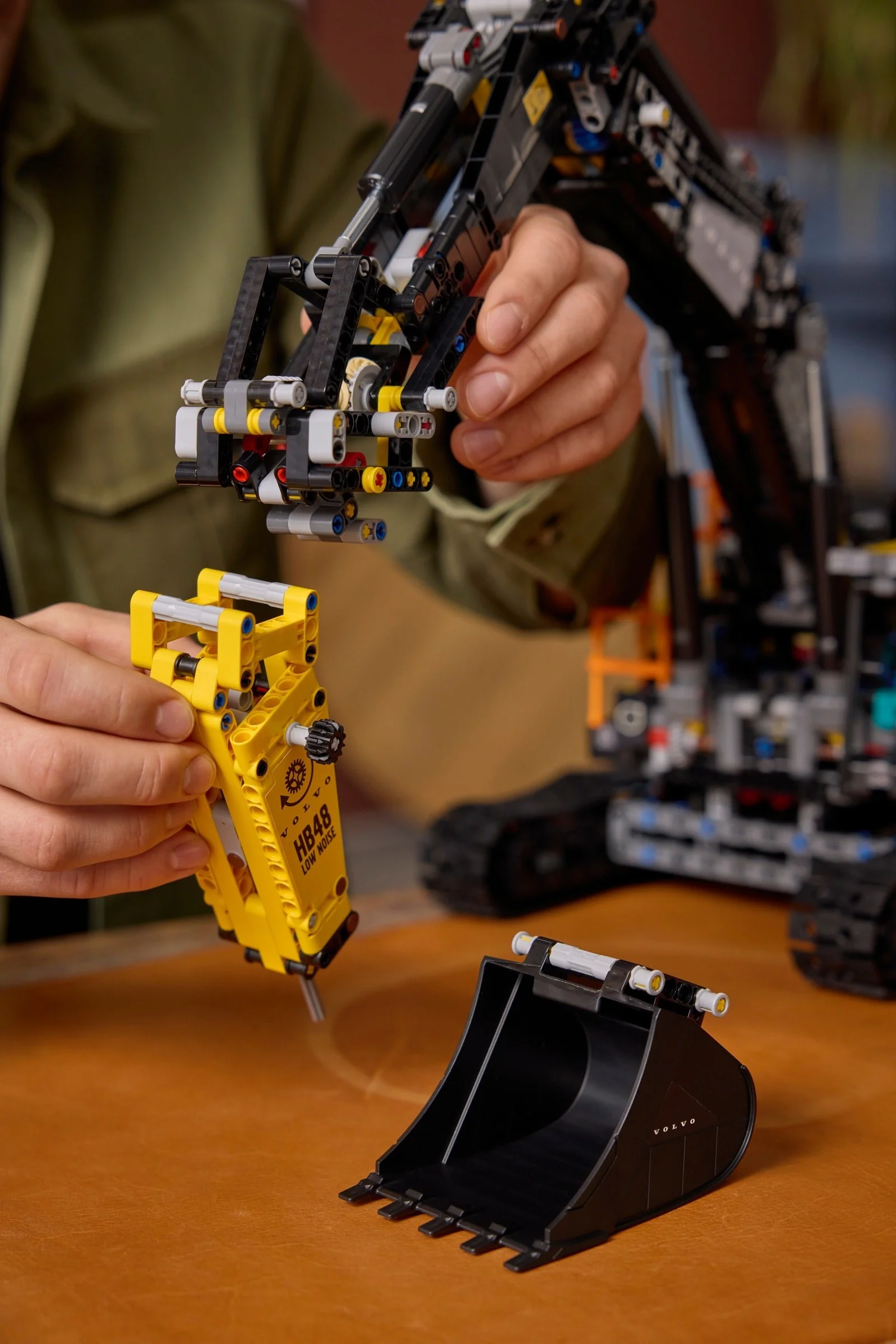 LEGO® 42215 Koparka Volvo EC500 Hybrid - zdjęcie 7