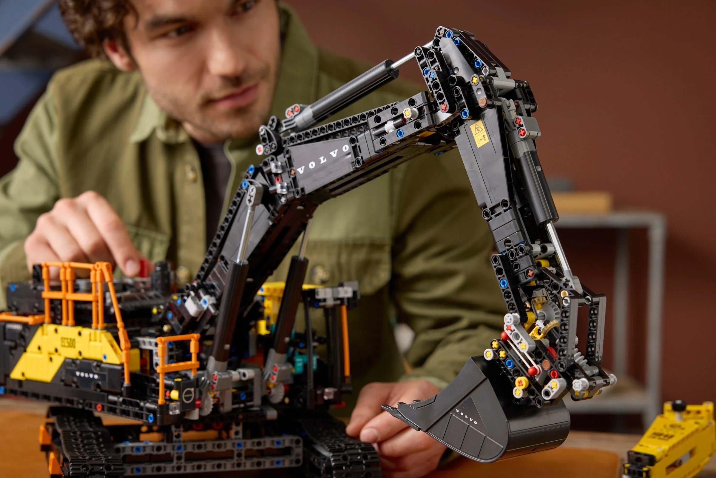 LEGO® 42215 Koparka Volvo EC500 Hybrid - zdjęcie 10