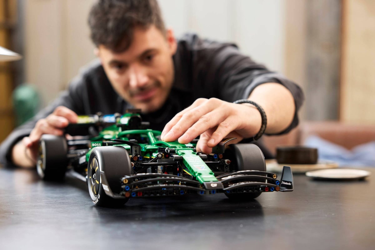 LEGO® 42240 Bolid F1 Aston Martin Aramco AMR25 - zdjęcie 10