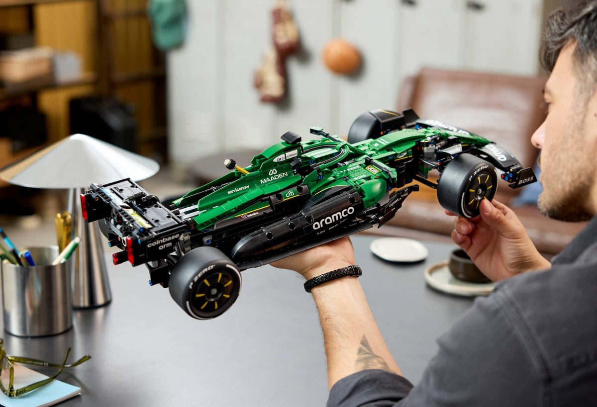 LEGO® 42240 Bolid F1 Aston Martin Aramco AMR25 - zdjęcie 14