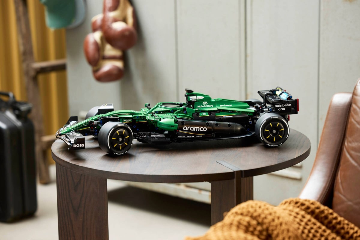 LEGO® 42240 Bolid F1 Aston Martin Aramco AMR25 - zdjęcie 18
