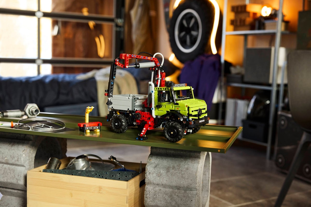 LEGO® 42242 Mercedes-Benz Unimog U 5023 z dźwigiem - zdjęcie 16