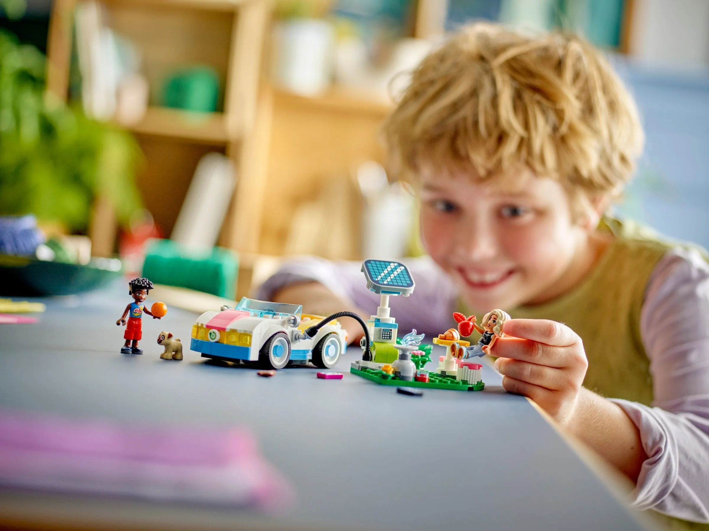 LEGO® 42609 Friends Samochód elektryczny i stacja ładująca 42609 - zdjęcie 4
