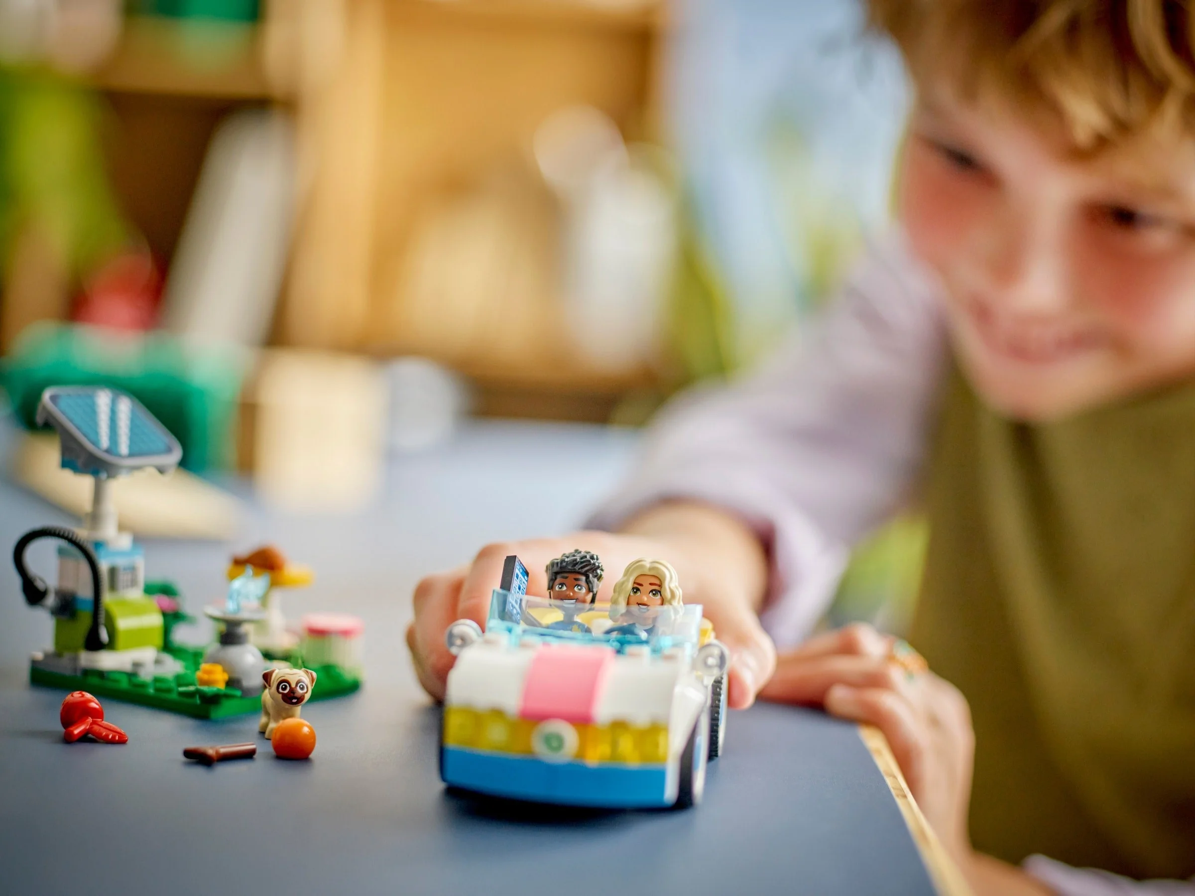 LEGO® 42609 Friends Samochód elektryczny i stacja ładująca 42609 - zdjęcie 5