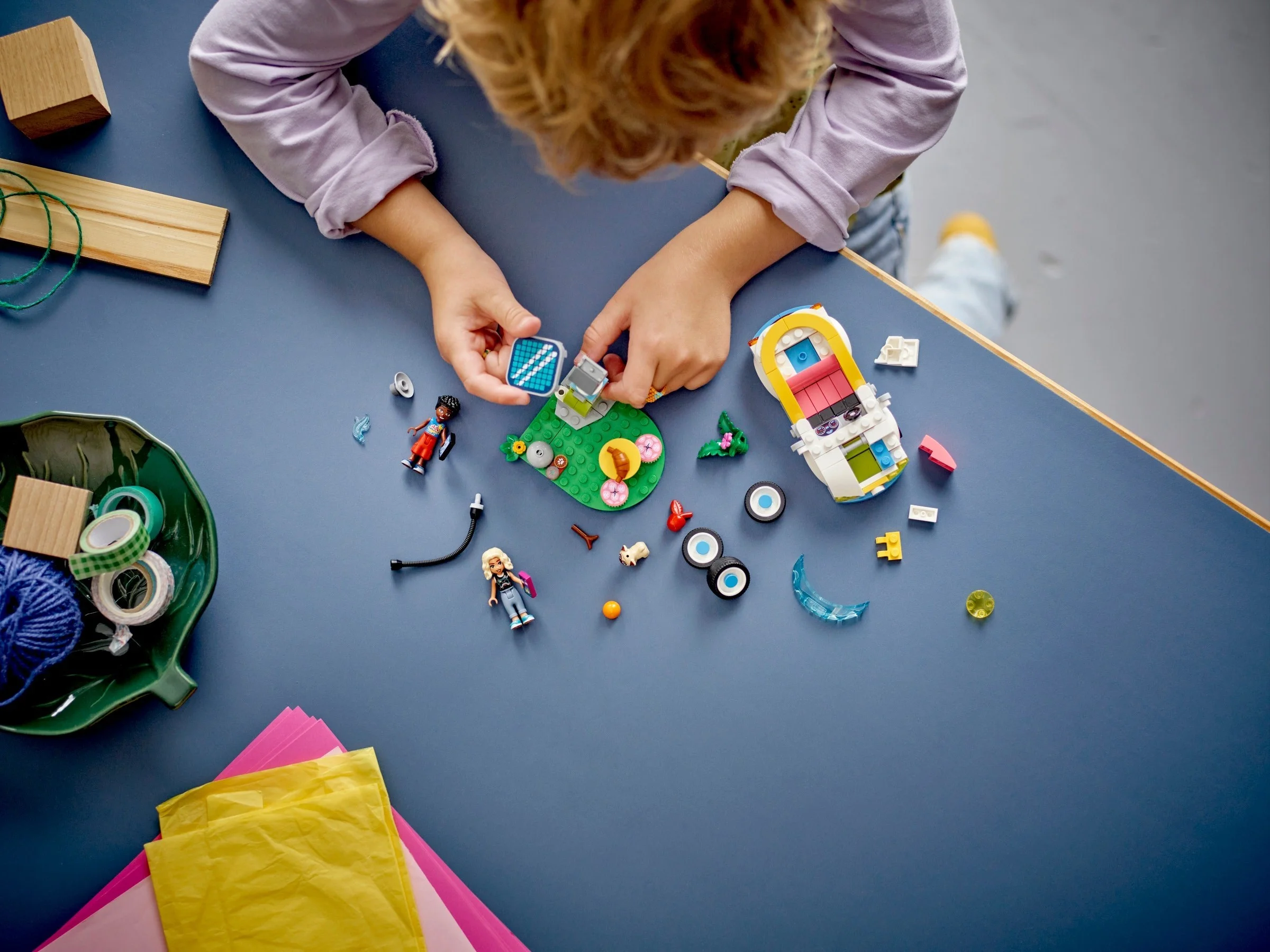 LEGO® 42609 Friends Samochód elektryczny i stacja ładująca 42609 - zdjęcie 6