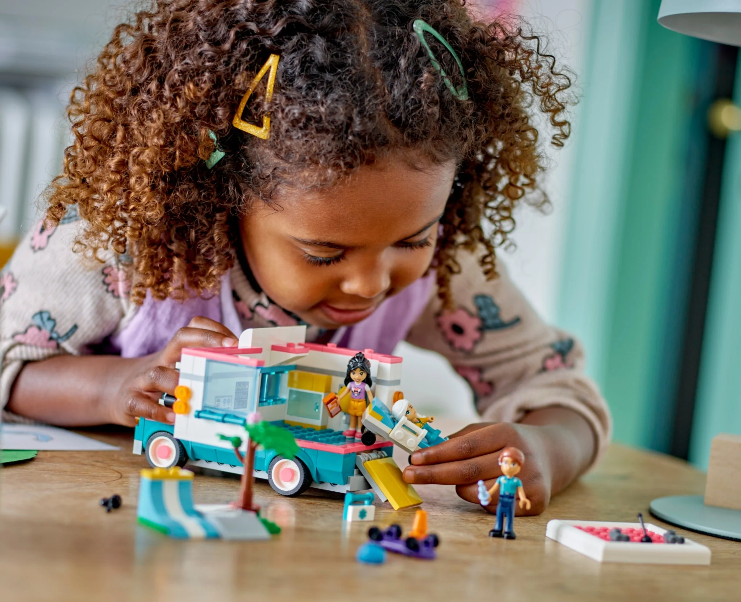 LEGO® 42613 Karetka szpitala w Heartlake - zdjęcie 7