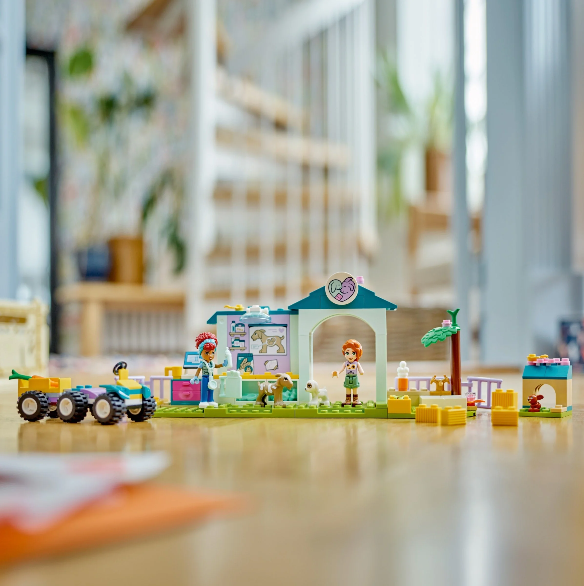 LEGO® 42632 Lecznica dla Zwierząt Gospodarskich Weterynarz - zdjęcie 6