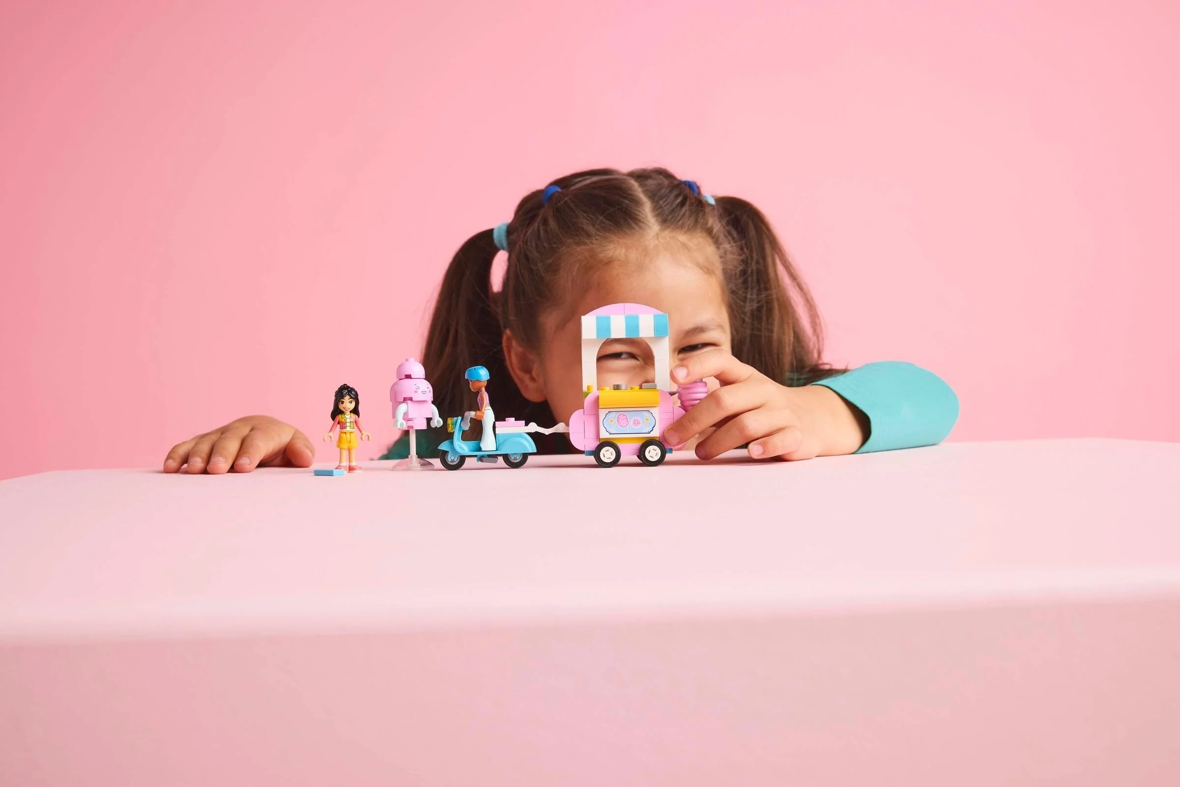 LEGO® 42643 Stoisko z watą cukrową i skuter - zdjęcie 4