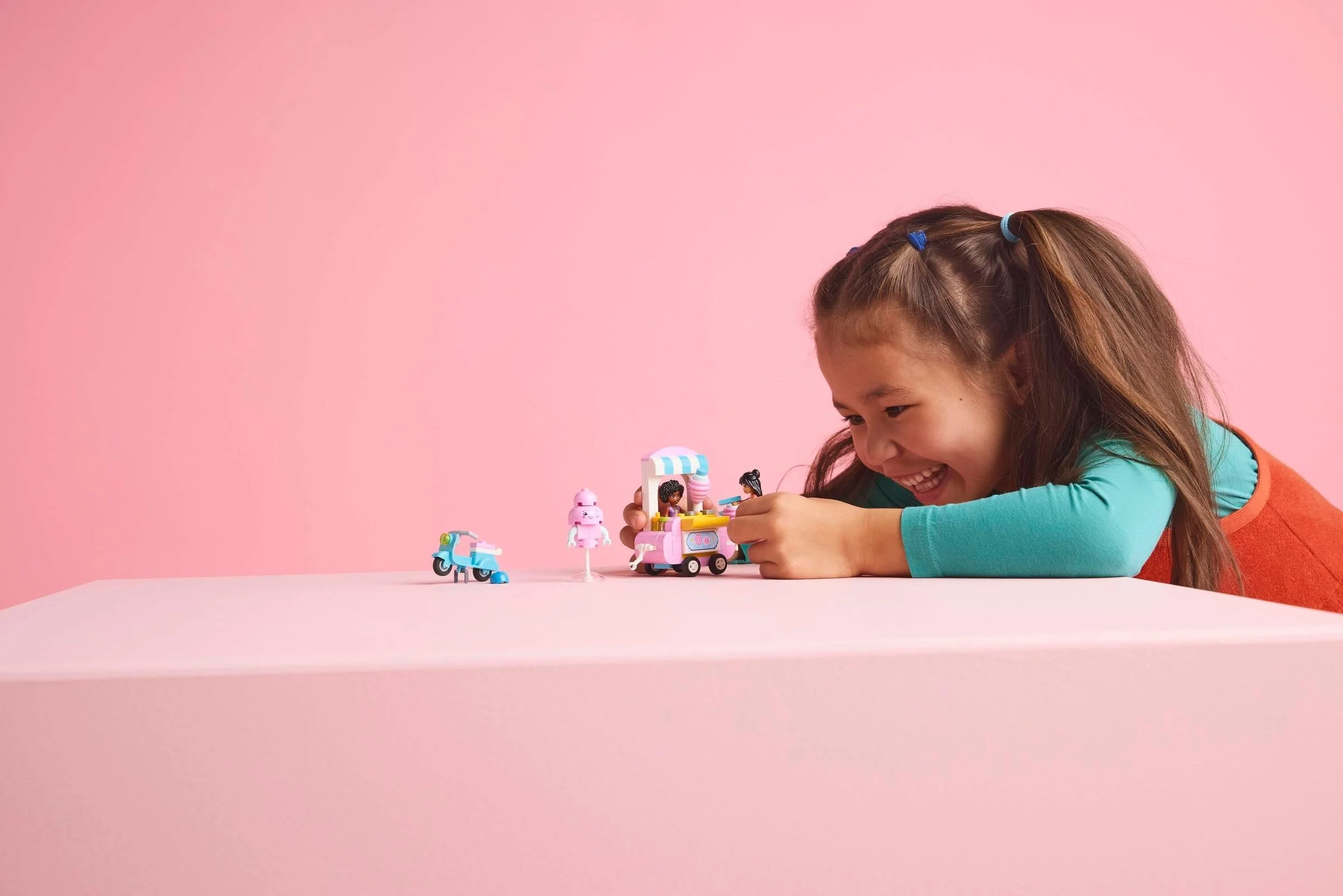 LEGO® 42643 Stoisko z watą cukrową i skuter - zdjęcie 5