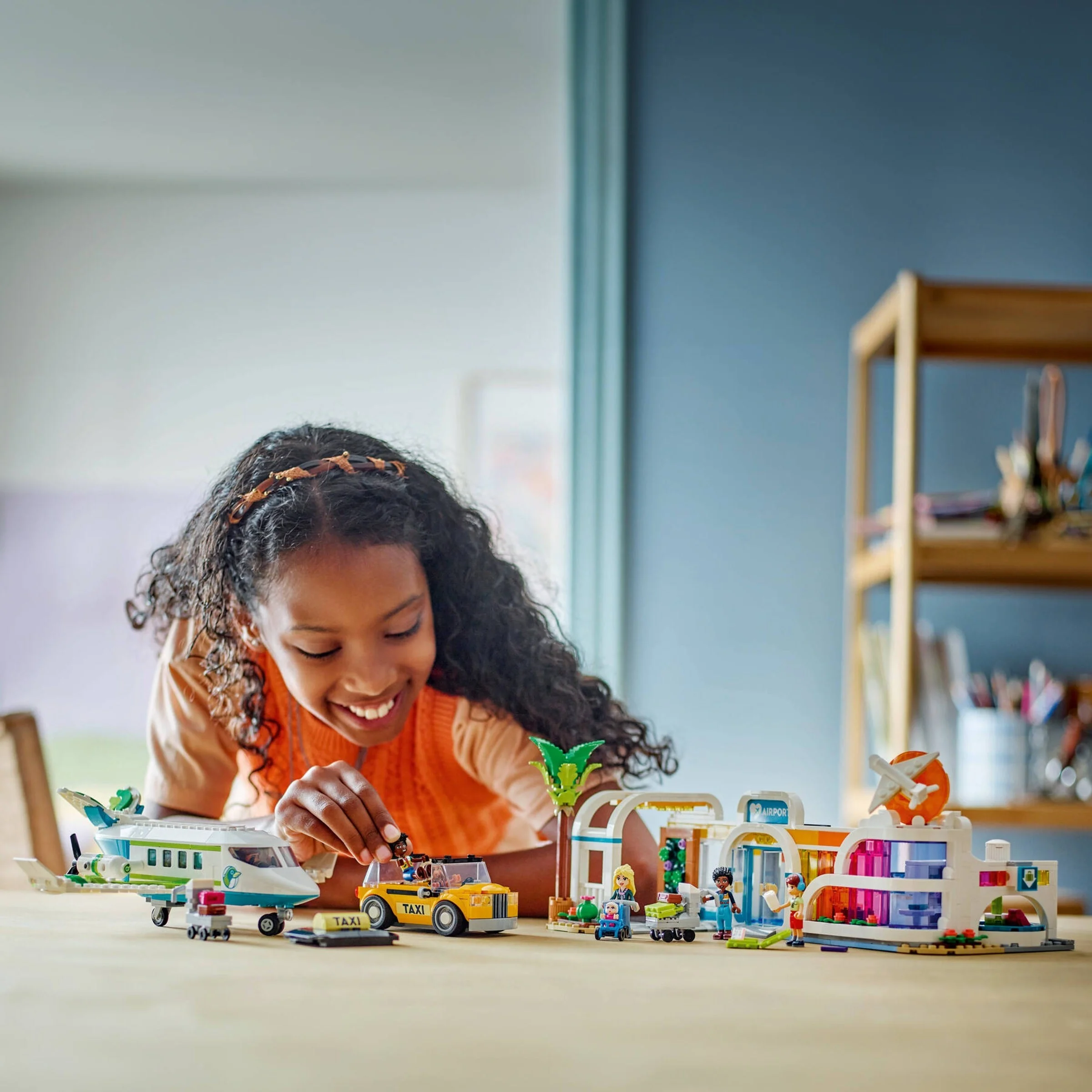 LEGO® 42656 Samolot i lotnisko w mieście Heartlake - zdjęcie 7