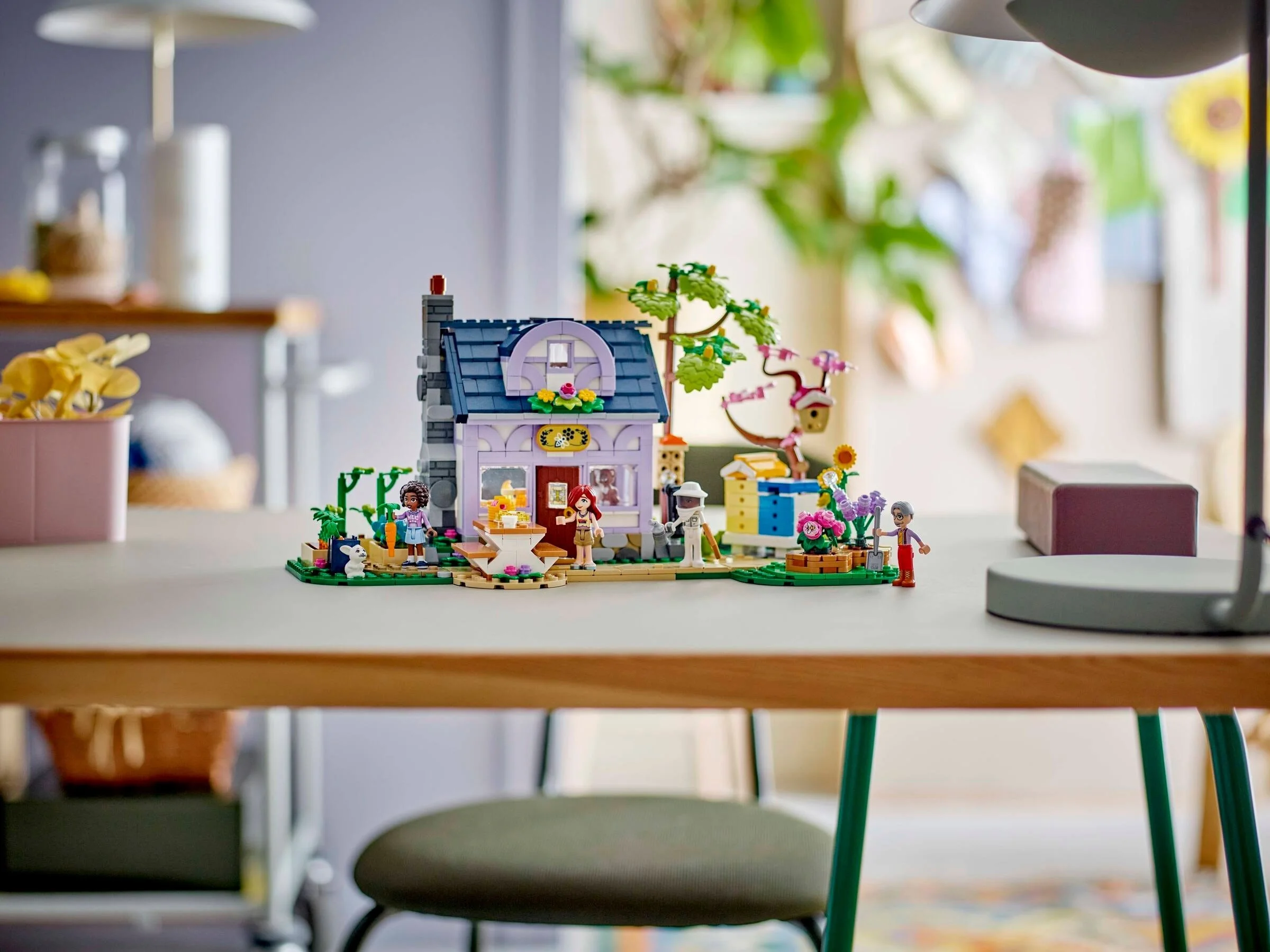 LEGO® 42669 Dom pszczelarzy i straszny ogród - zdjęcie 8