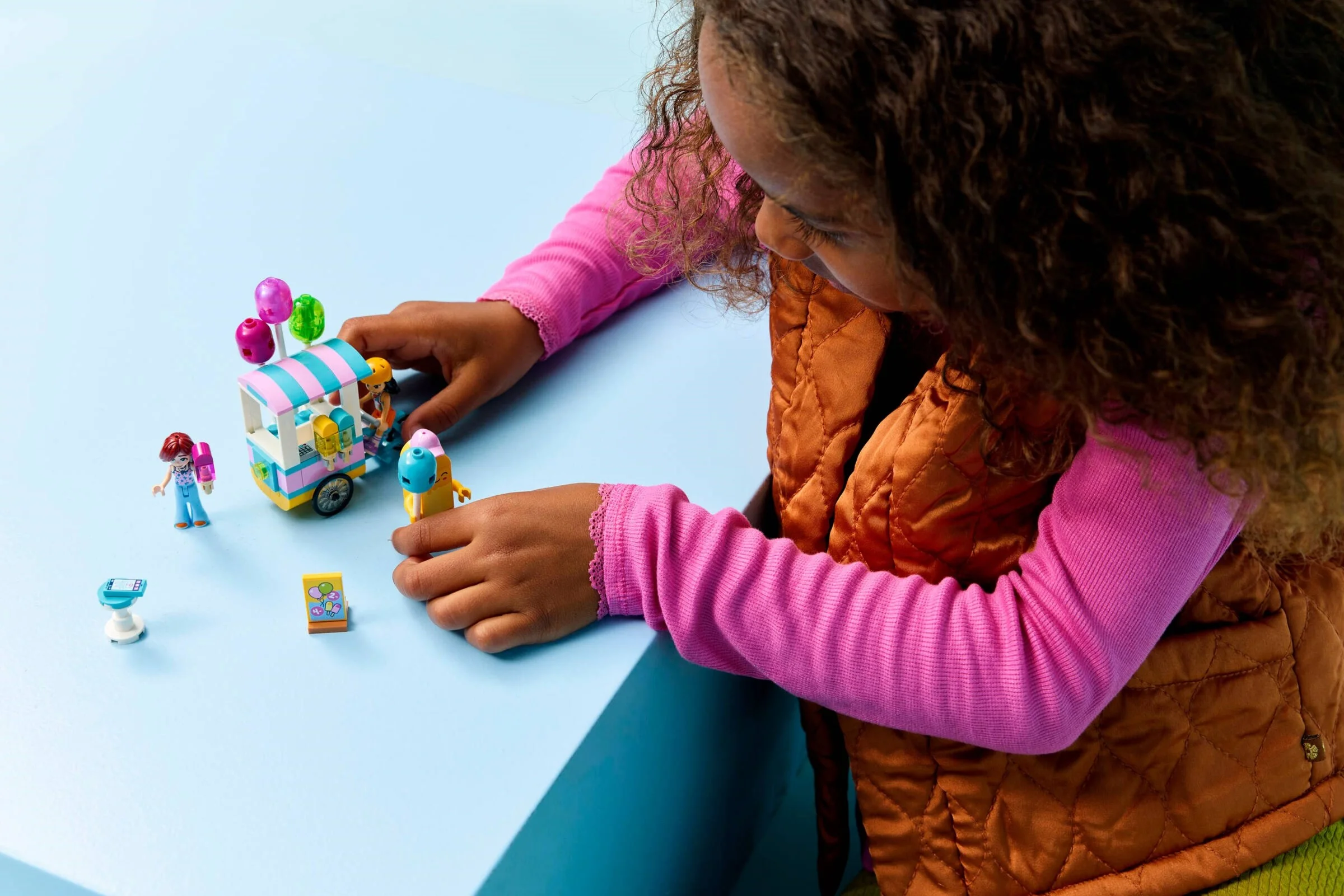 LEGO® 42692 Stoisko z lodami i balonami - zdjęcie 24