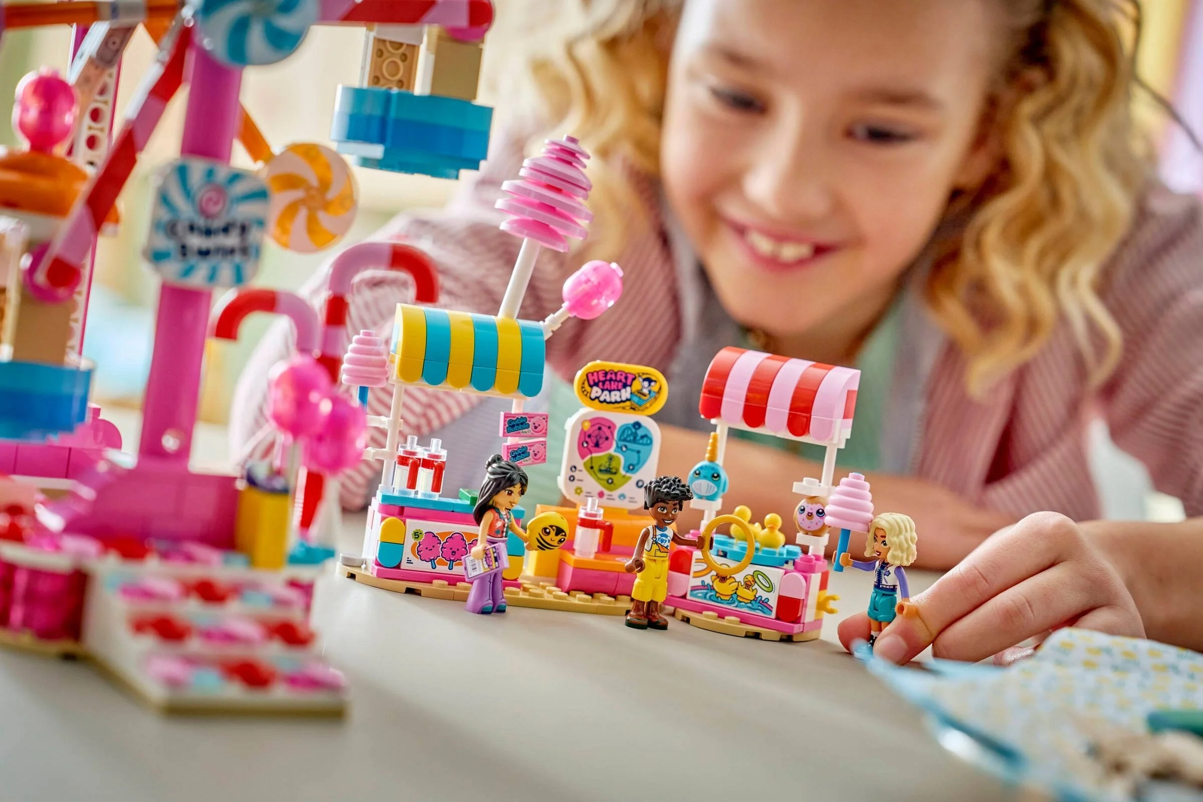 LEGO® 42700 Cukierkowo-babeczkowy diabelski młyn - zdjęcie 12