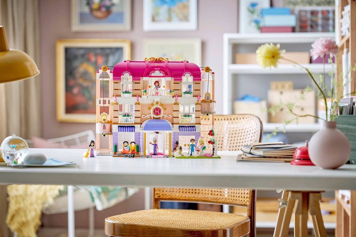 LEGO® 42704 Grand Hotel w mieście Heartlake - zdjęcie 20