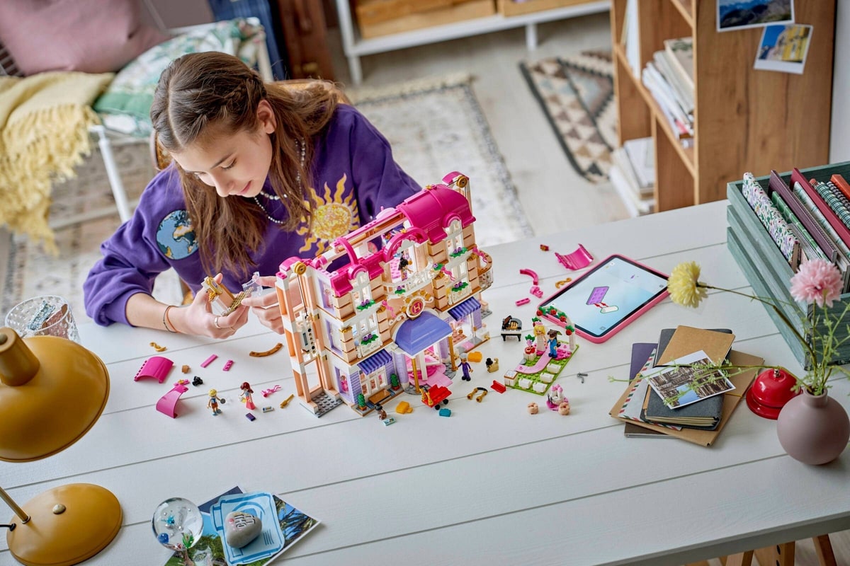 LEGO® 42704 Grand Hotel w mieście Heartlake - zdjęcie 8
