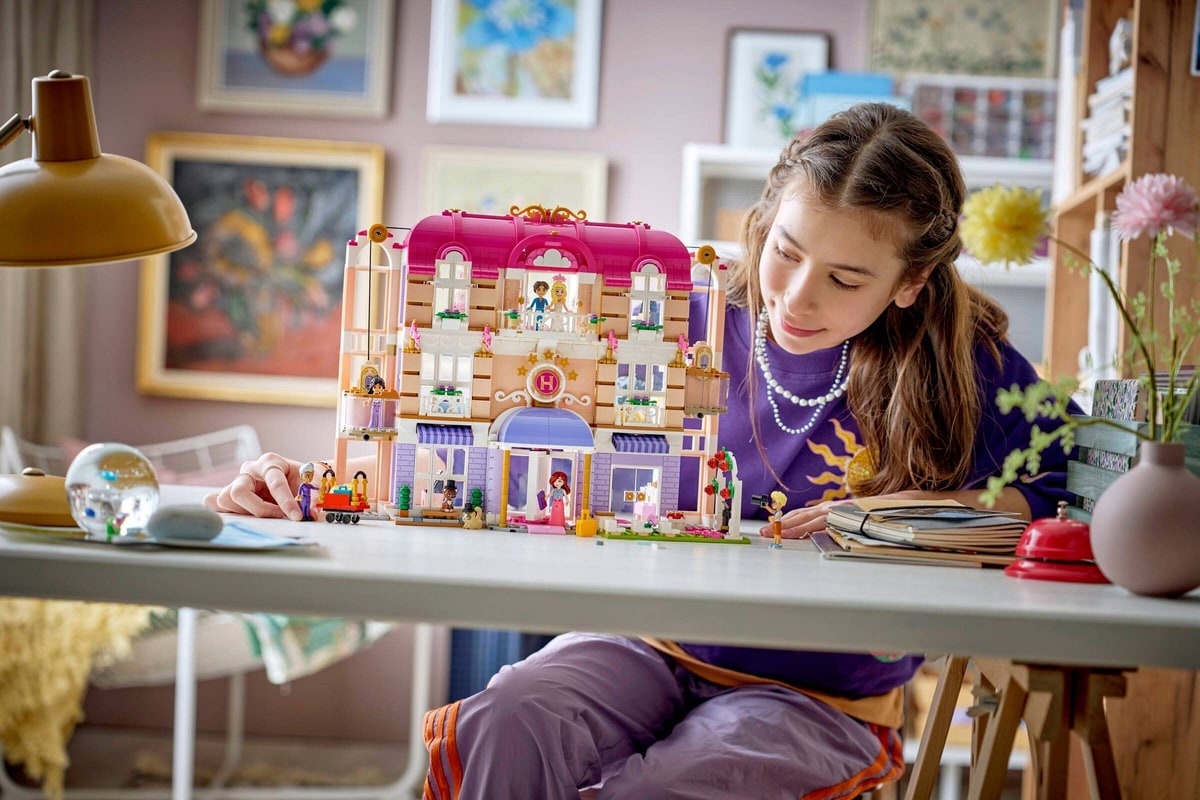 LEGO® 42704 Grand Hotel w mieście Heartlake - zdjęcie 10