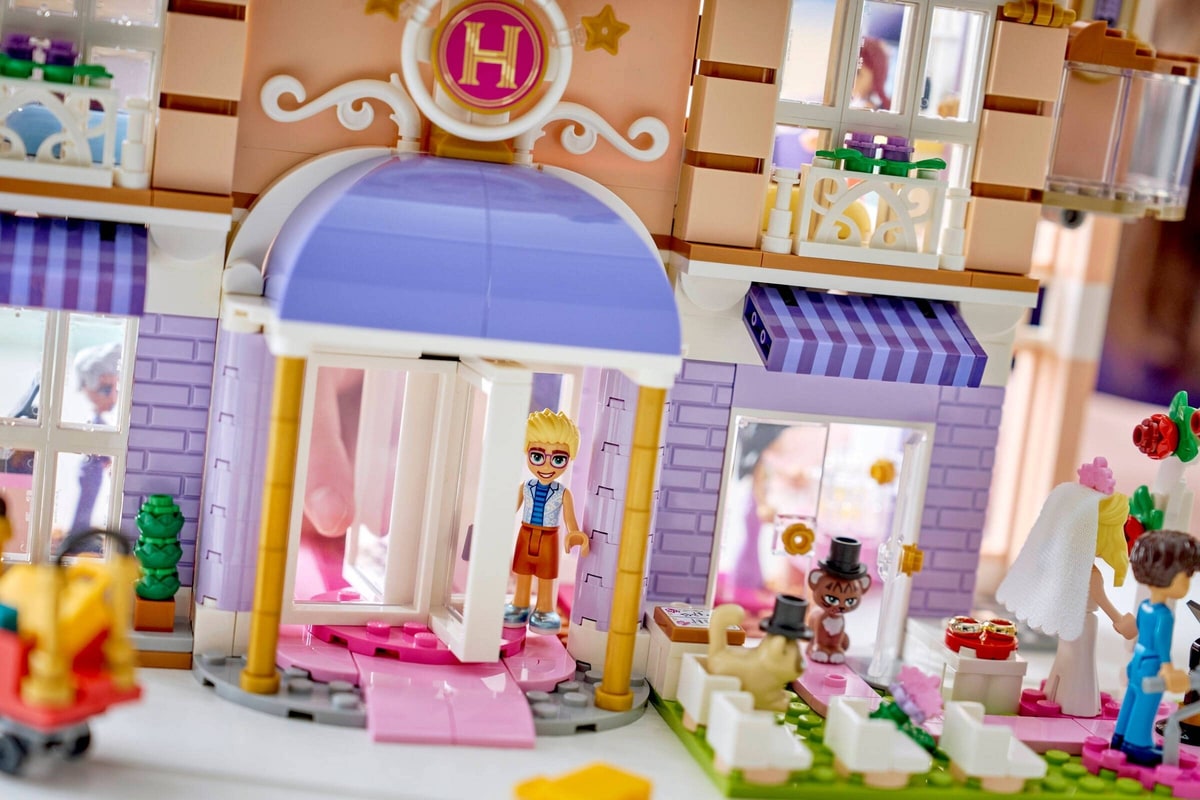 LEGO® 42704 Grand Hotel w mieście Heartlake - zdjęcie 12