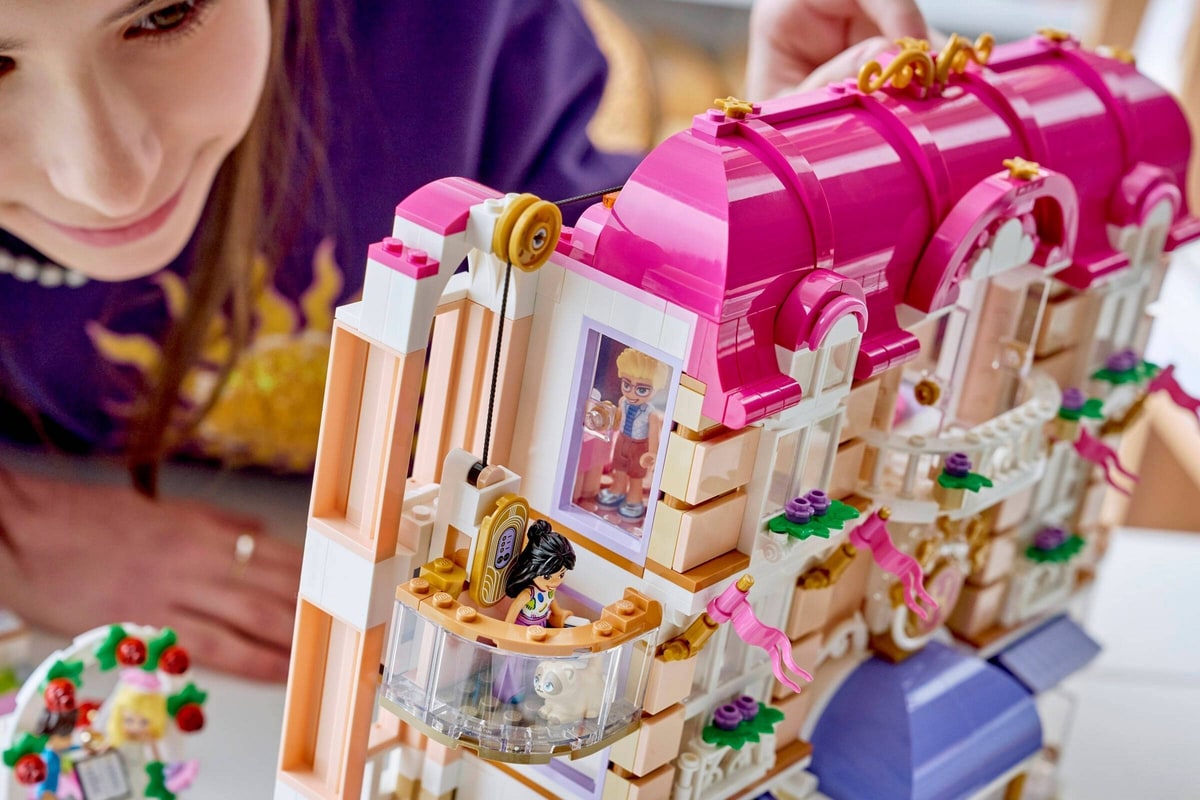 LEGO® 42704 Grand Hotel w mieście Heartlake - zdjęcie 16