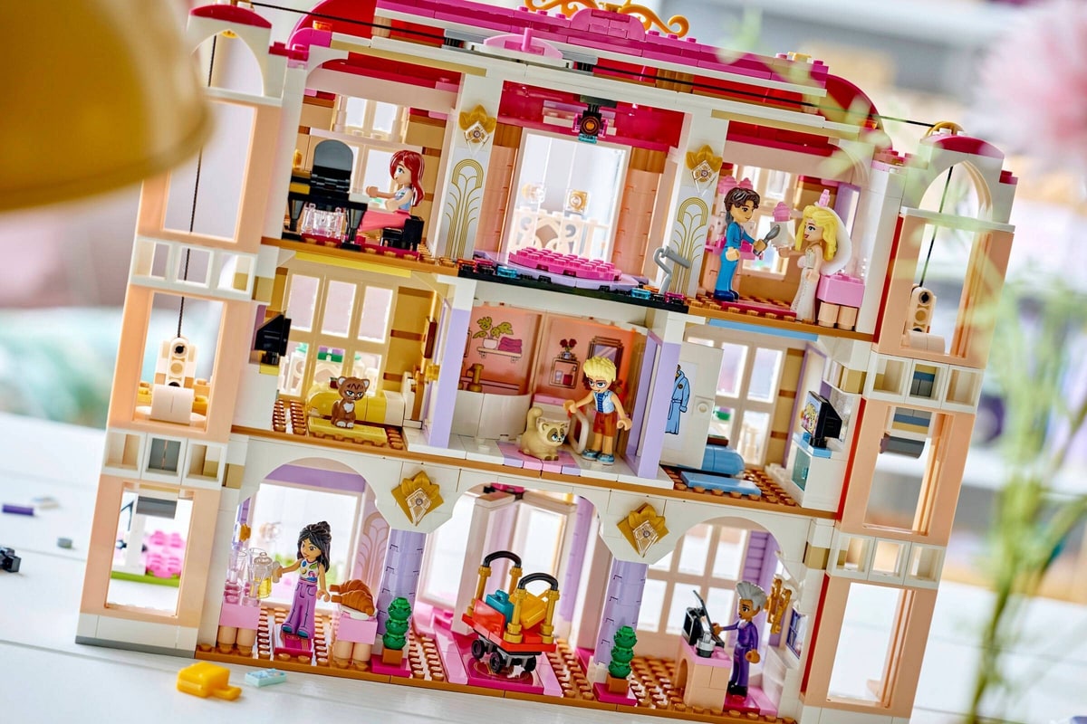 LEGO® 42704 Grand Hotel w mieście Heartlake - zdjęcie 18