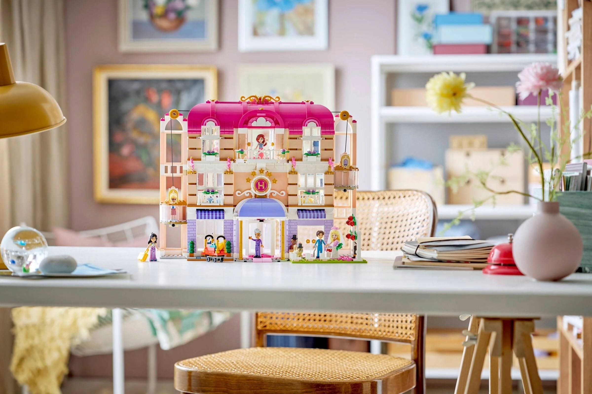 LEGO® 42704 Grand Hotel w mieście Heartlake - zdjęcie 19