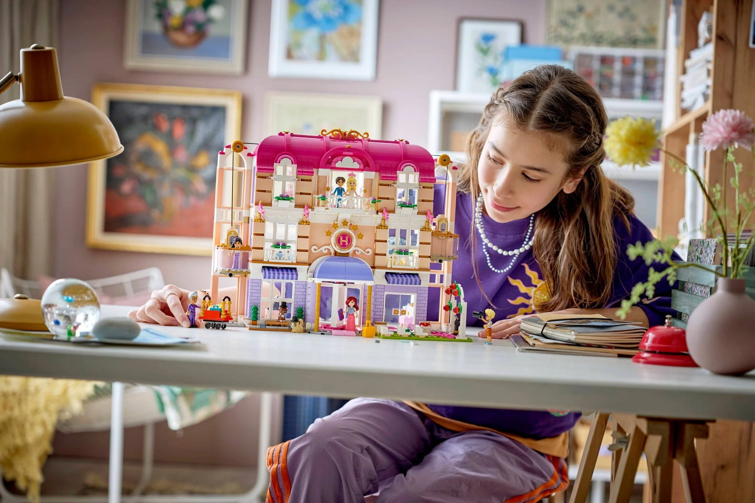 LEGO® 42704 Grand Hotel w mieście Heartlake - zdjęcie 9