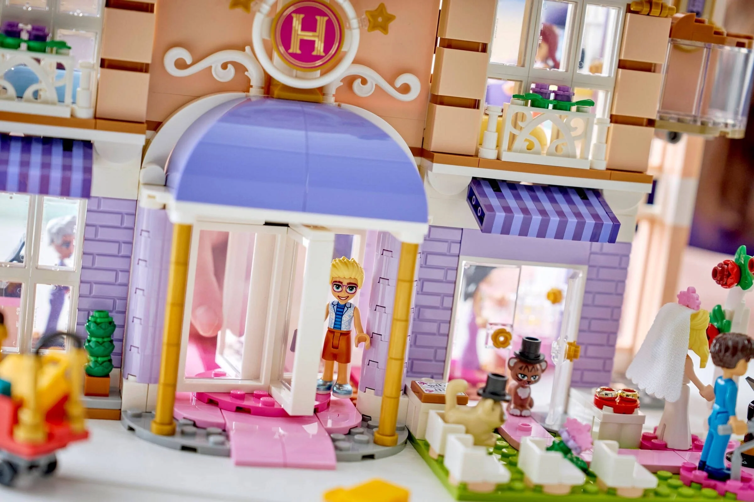 LEGO® 42704 Grand Hotel w mieście Heartlake - zdjęcie 11