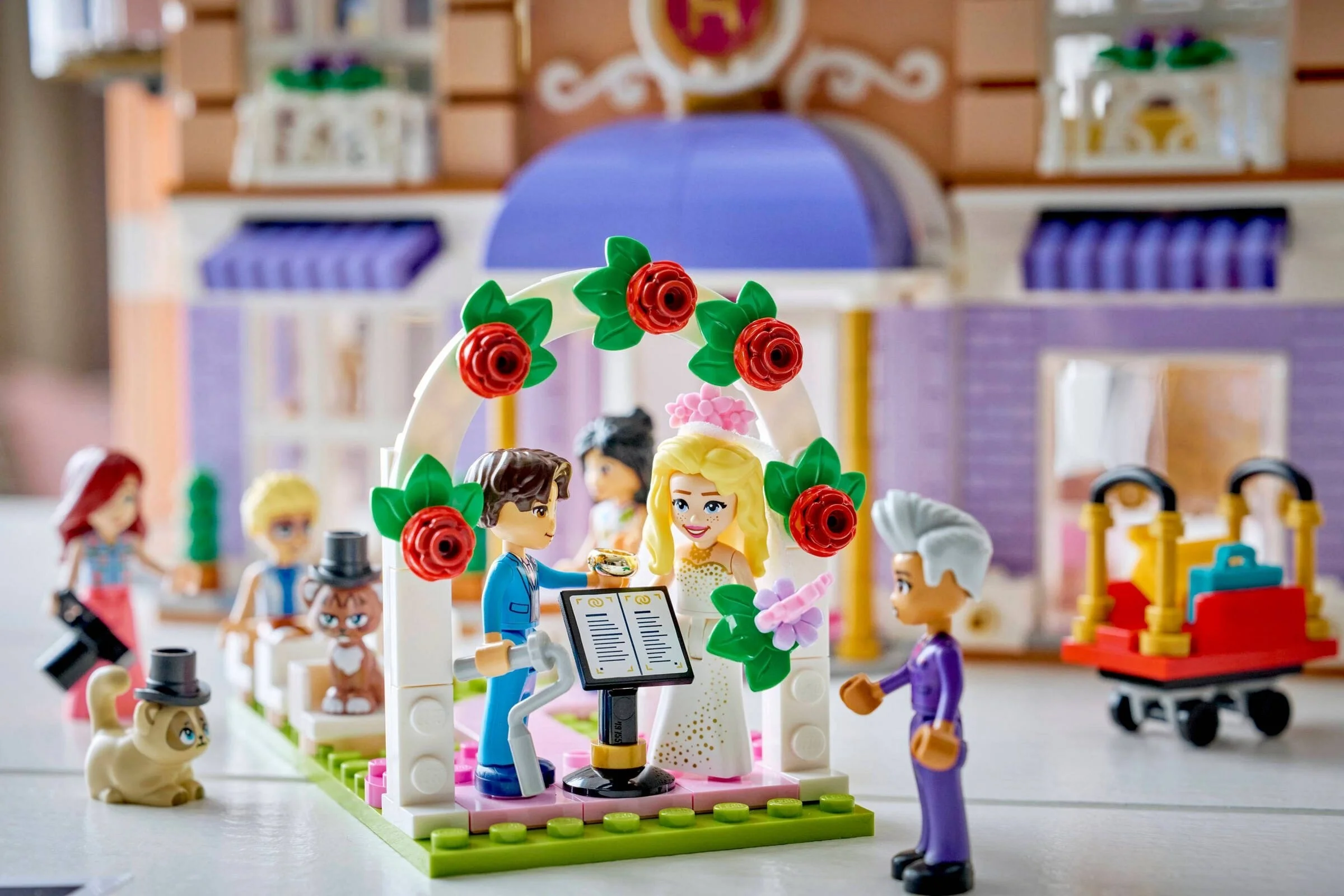LEGO® 42704 Grand Hotel w mieście Heartlake - zdjęcie 13