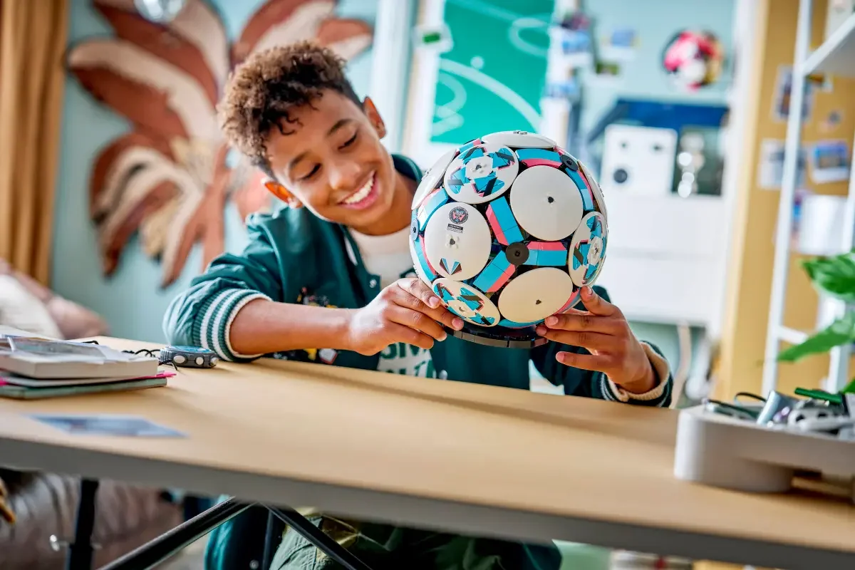 LEGO® 43019 LEGO Editions Football Sports Piłka Ze Stadionem w Środku - zdjęcie 2