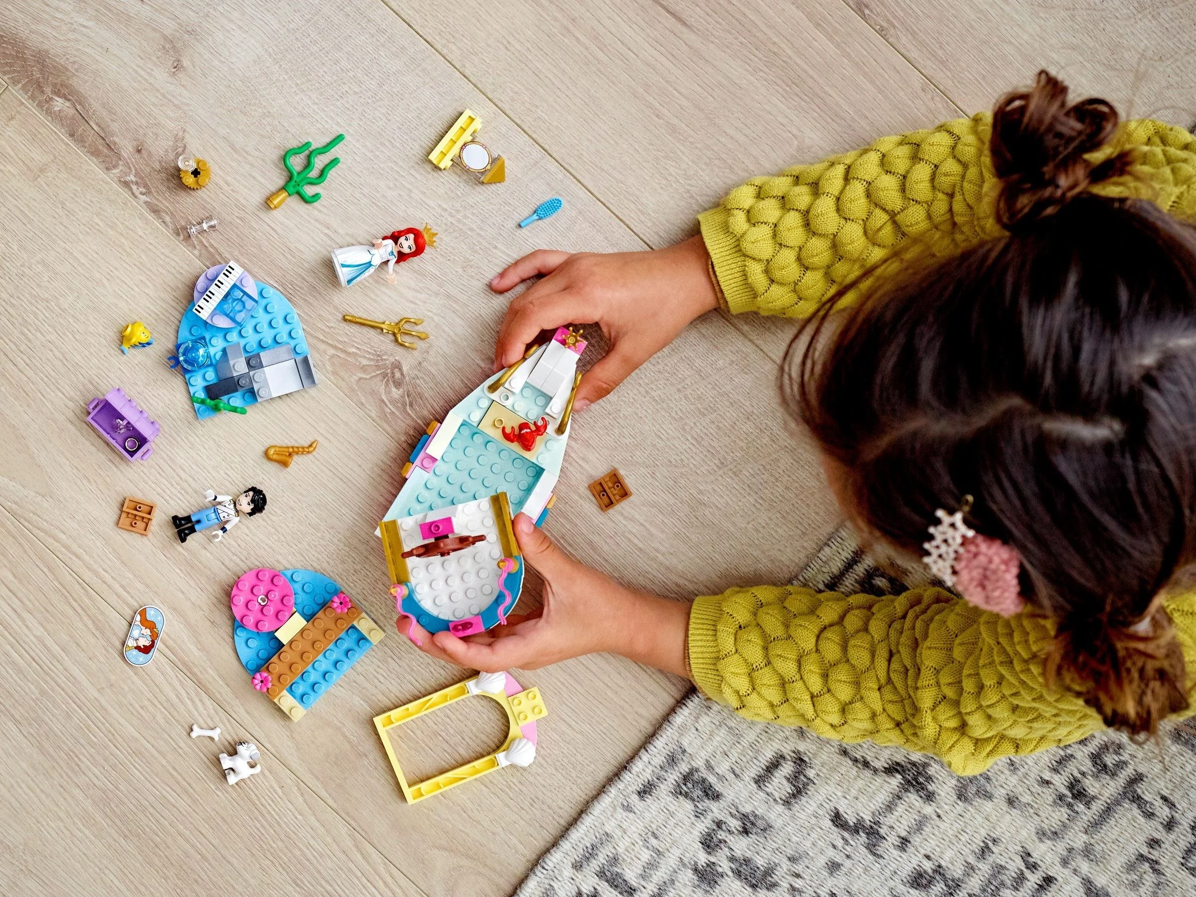 LEGO® 43191 Świąteczna łódź Arielki - zdjęcie 11