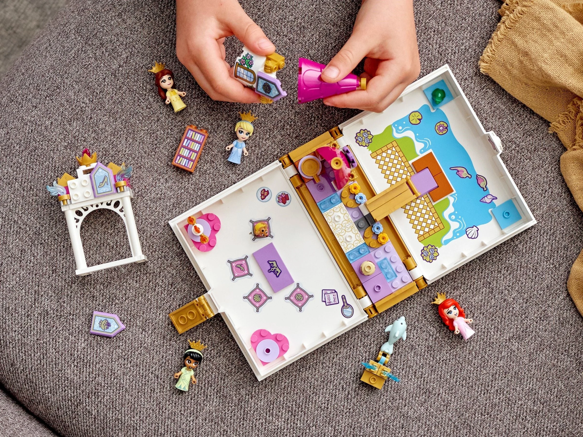 LEGO® 43193 Książka z przygodami Arielki, Belli, Kopciuszka i Tiany - zdjęcie 11