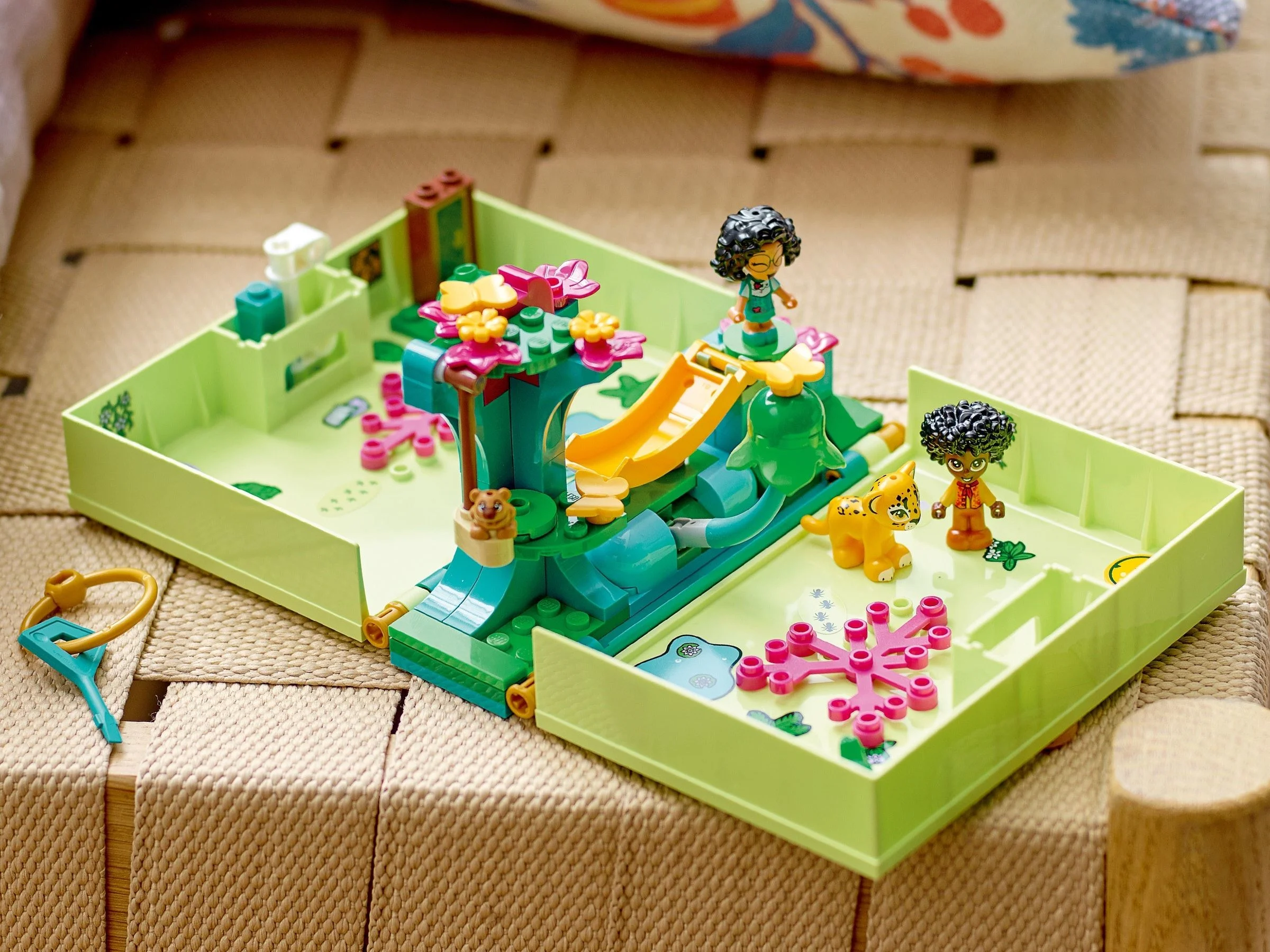 LEGO® 43200 LEGO Disney - Magiczne drzwi Antonia - zdjęcie 9