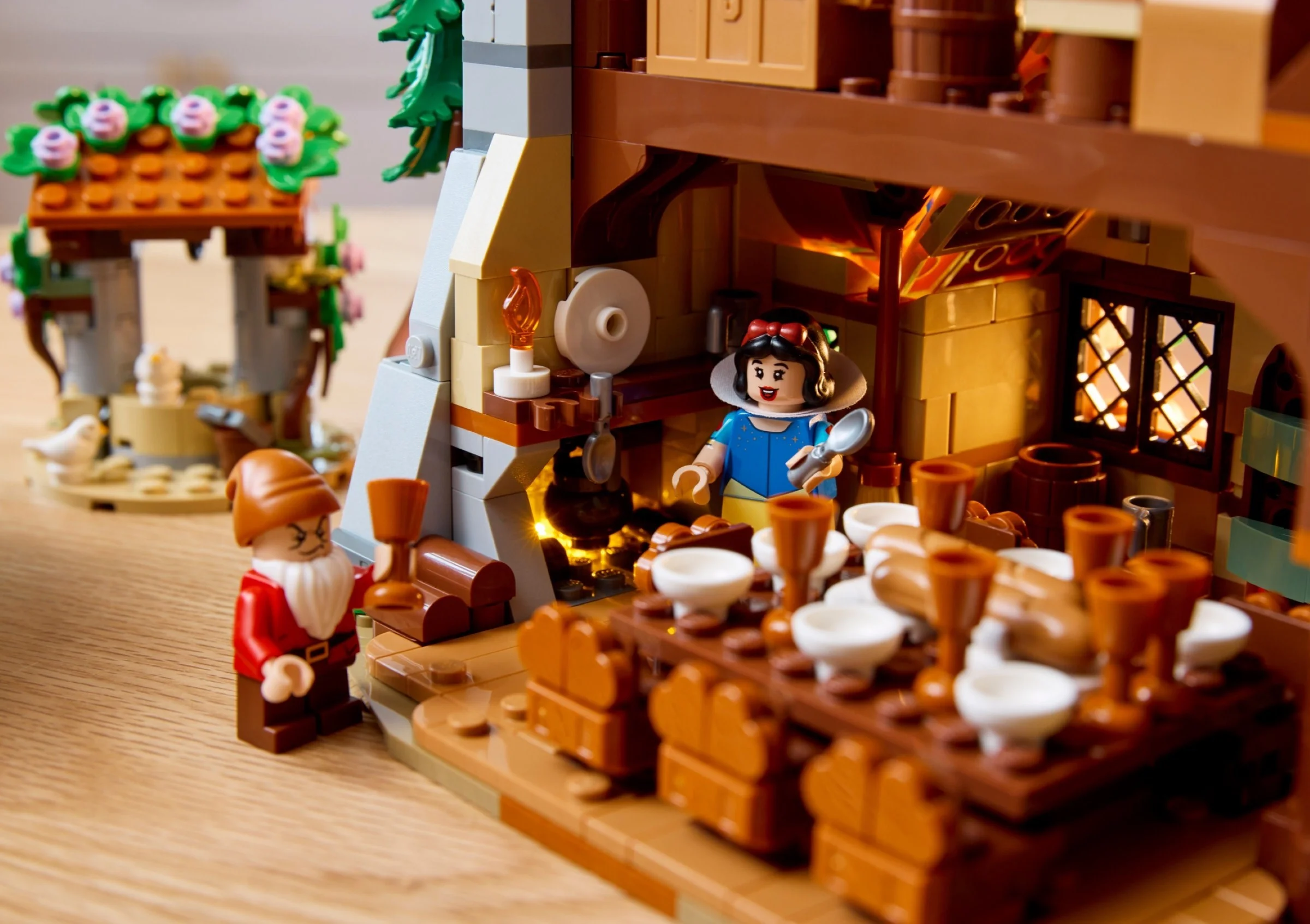 LEGO® 43242 Chatka Królewny Śnieżki i siedmiu krasnoludków - zdjęcie 8